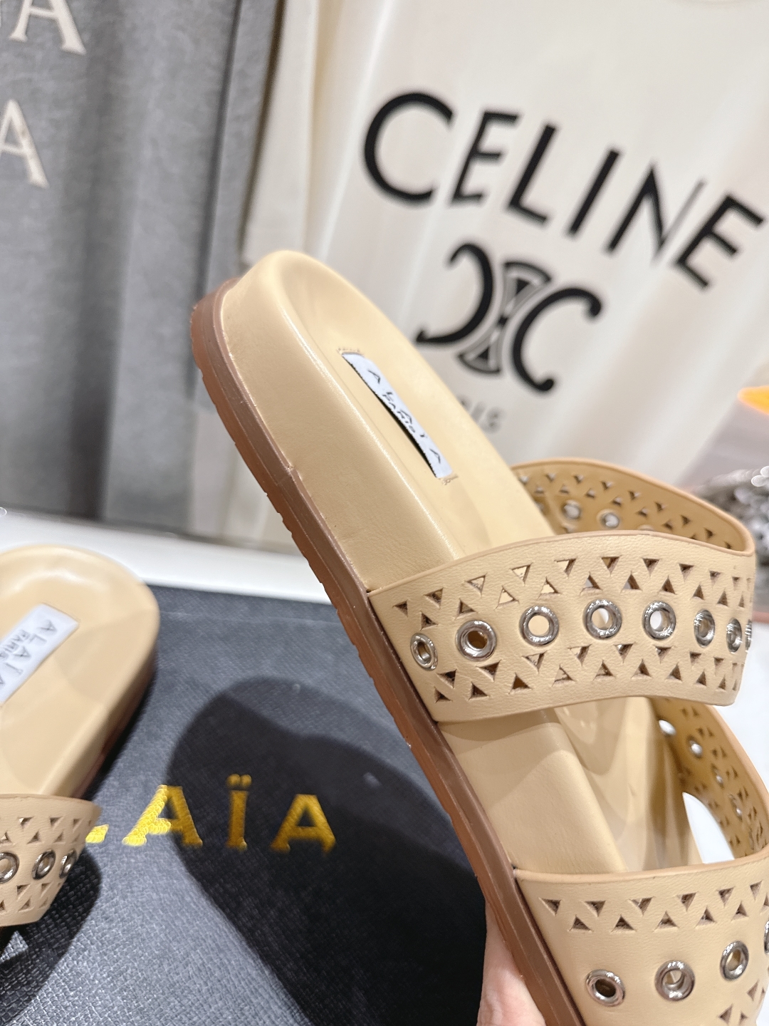 高版本出厂
「ALAiA」ALA 阿莱亚25ss/春夏·大热网格镂空平底拖鞋依然时髦高街的氛围感🖤🤍不用
