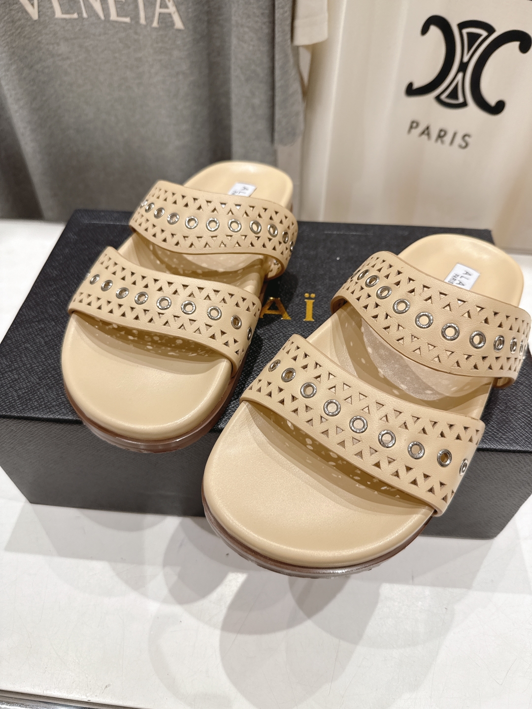 高版本出厂
「ALAiA」ALA 阿莱亚25ss/春夏·大热网格镂空平底拖鞋依然时髦高街的氛围感🖤🤍不用