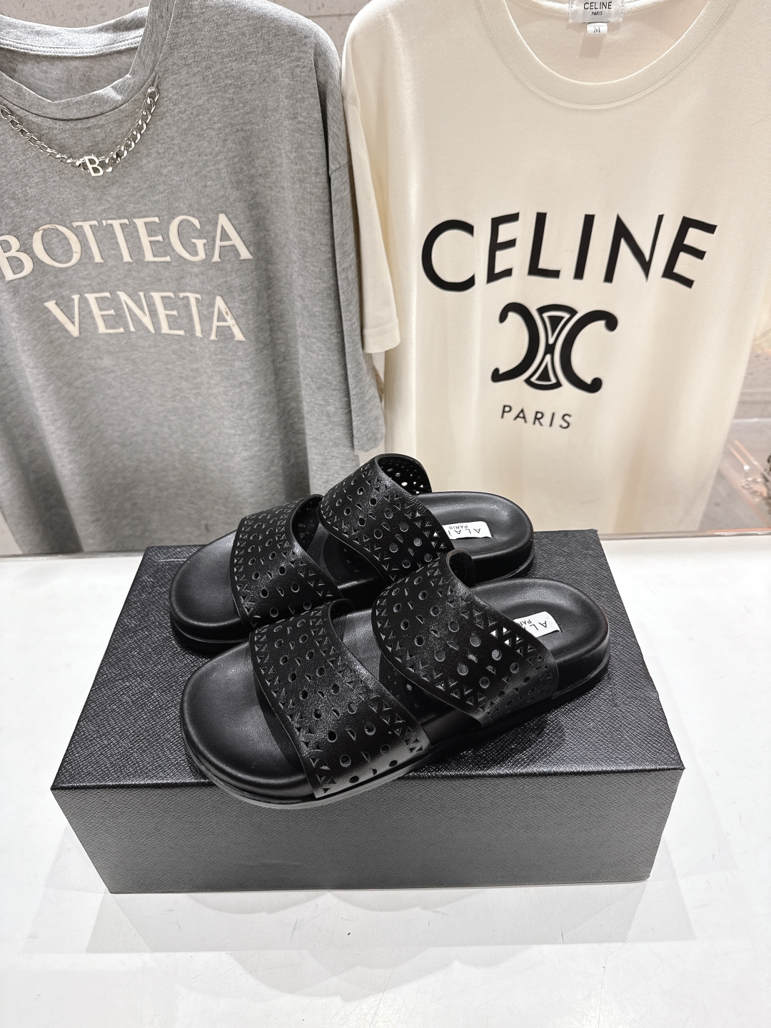 高版本出厂
「ALAiA」ALA 阿莱亚25ss/春夏·大热网格镂空平底拖鞋依然时髦高街的氛围感🖤🤍不用