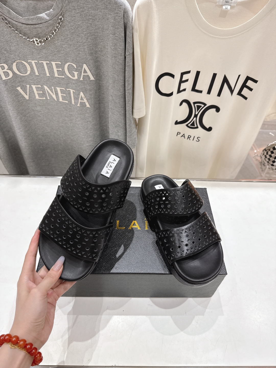 高版本出厂
「ALAiA」ALA 阿莱亚25ss/春夏·大热网格镂空平底拖鞋依然时髦高街的氛围感🖤🤍不用