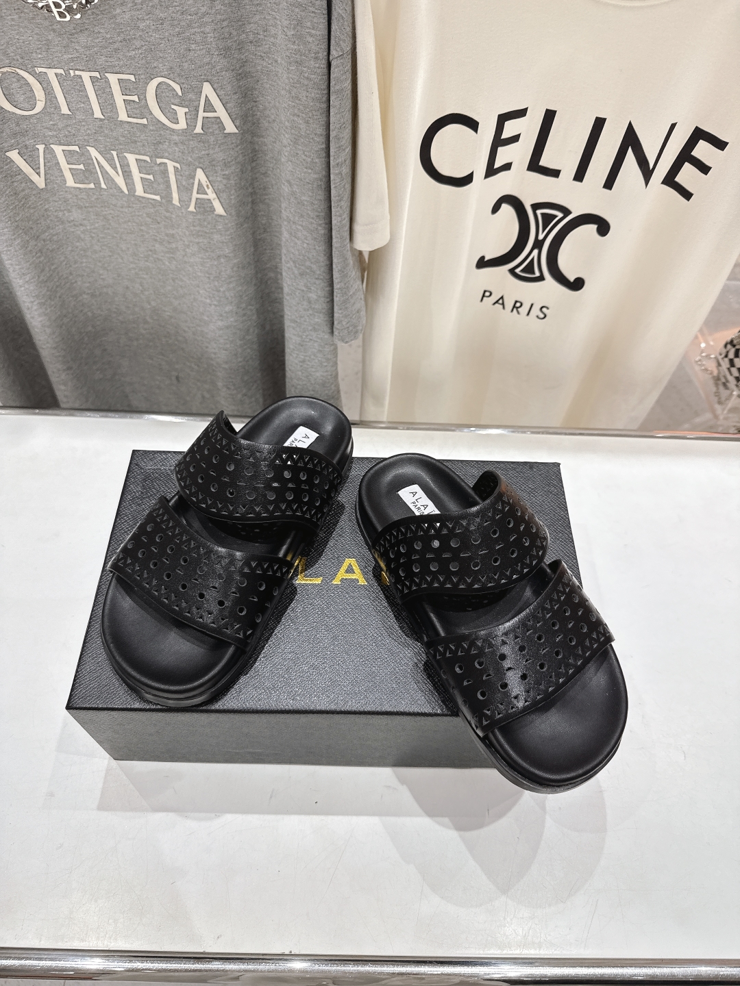 高版本出厂
「ALAiA」ALA 阿莱亚25ss/春夏·大热网格镂空平底拖鞋依然时髦高街的氛围感🖤🤍不用