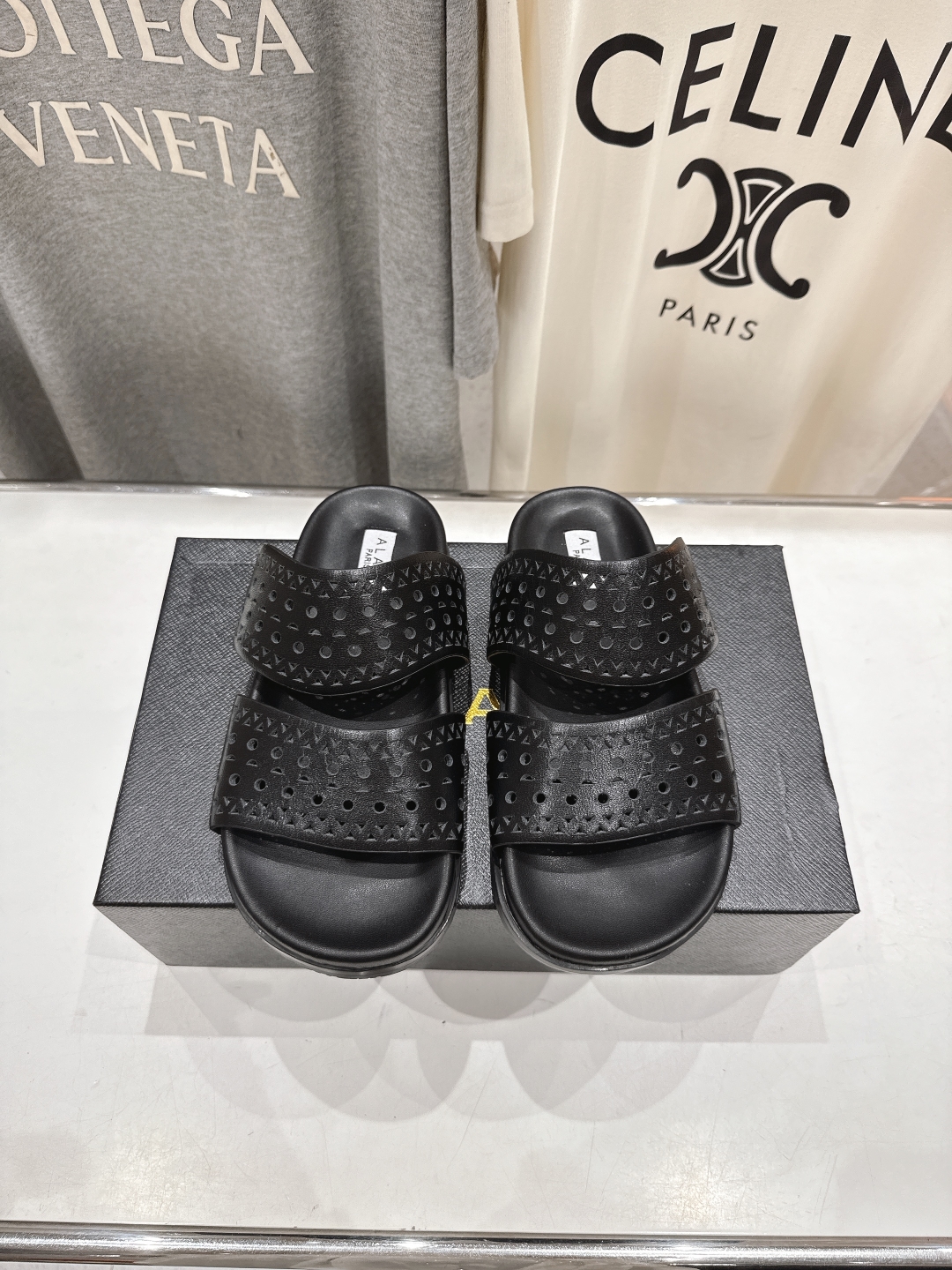 高版本出厂
「ALAiA」ALA 阿莱亚25ss/春夏·大热网格镂空平底拖鞋依然时髦高街的氛围感🖤🤍不用