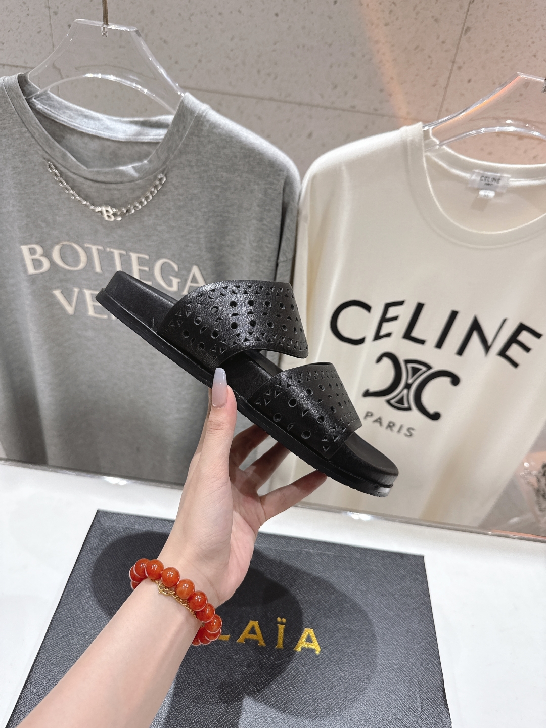高版本出厂
「ALAiA」ALA 阿莱亚25ss/春夏·大热网格镂空平底拖鞋依然时髦高街的氛围感🖤🤍不用