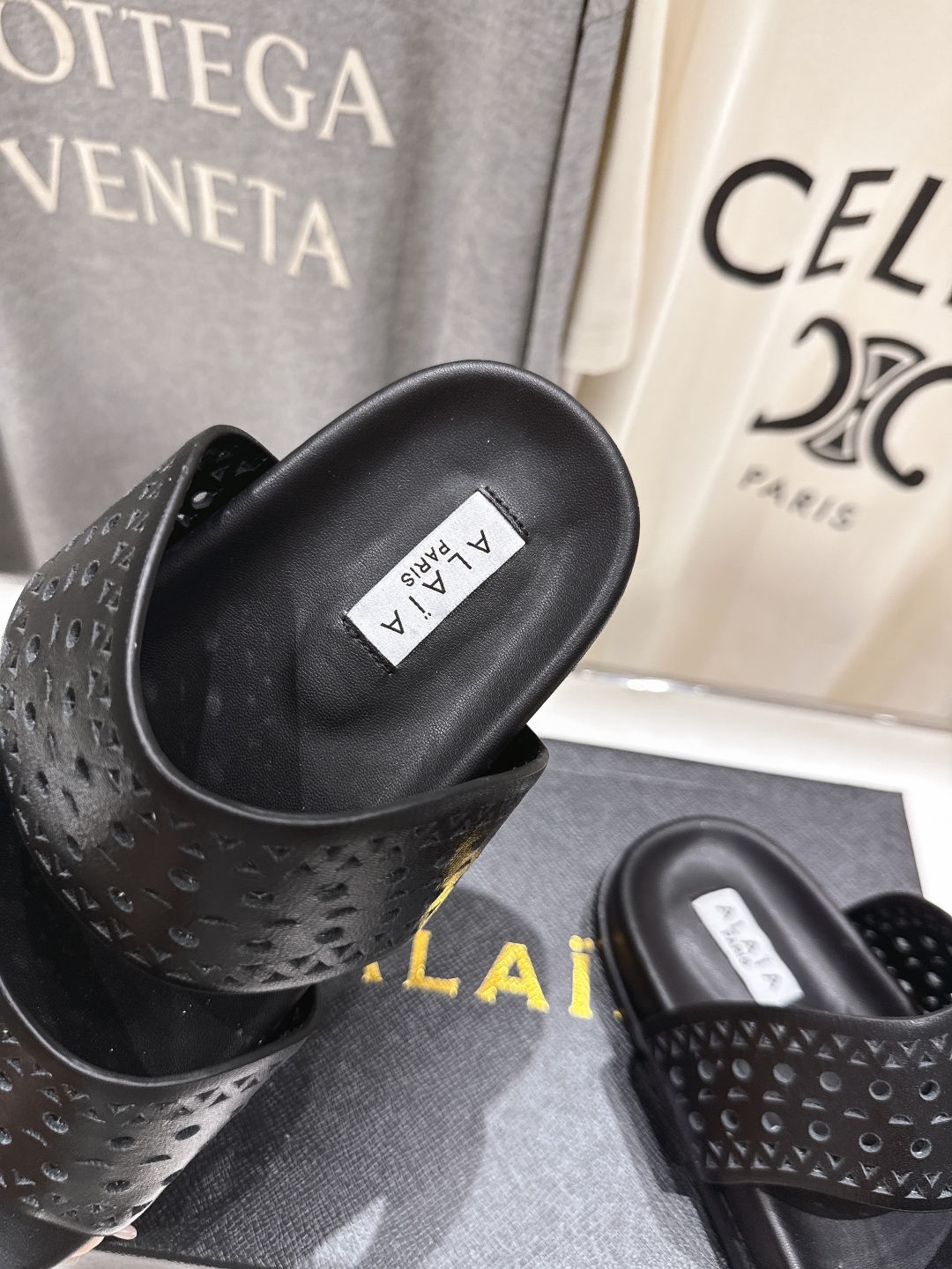 高版本出厂
「ALAiA」ALA 阿莱亚25ss/春夏·大热网格镂空平底拖鞋依然时髦高街的氛围感🖤🤍不用