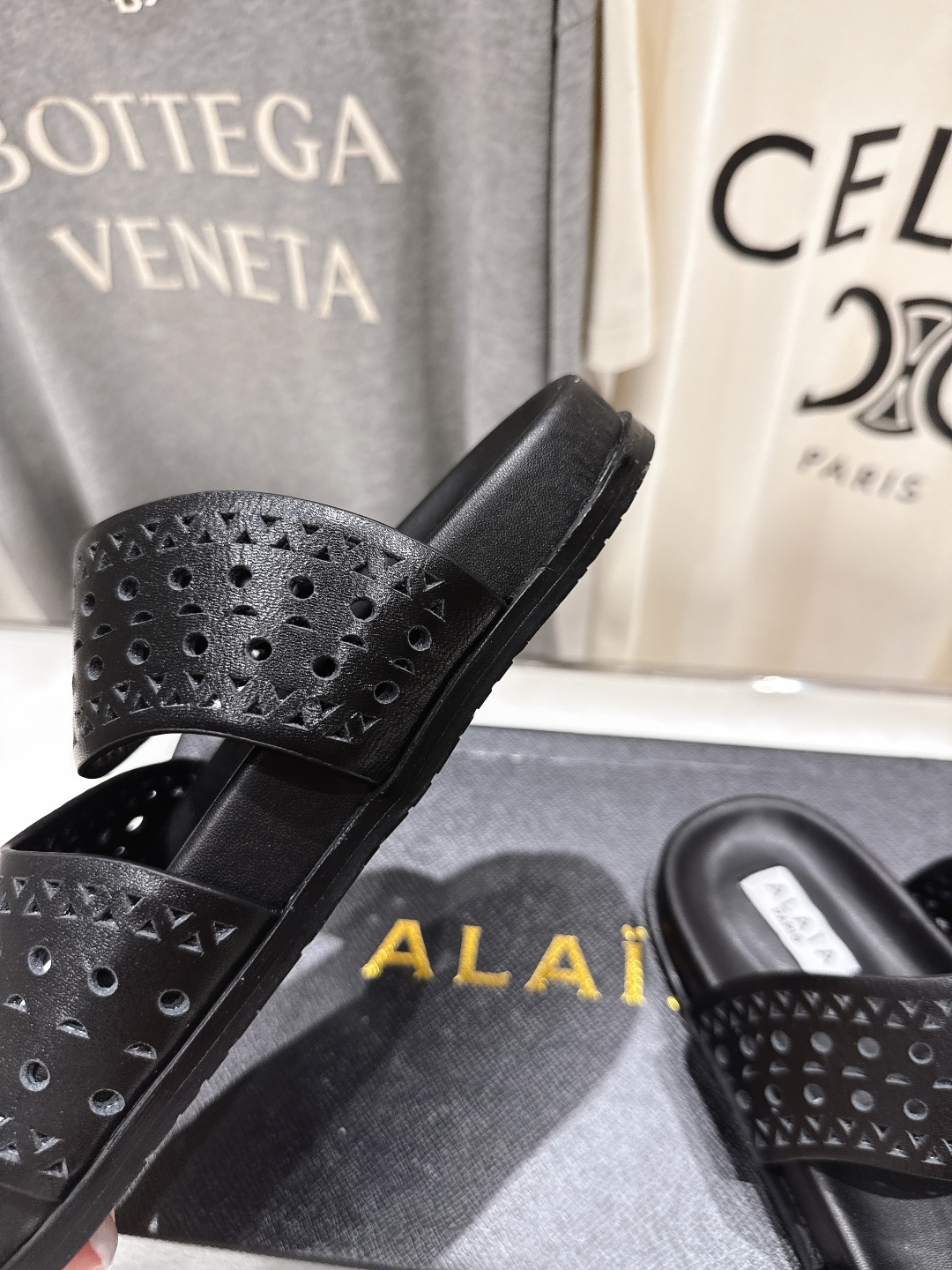 高版本出厂
「ALAiA」ALA 阿莱亚25ss/春夏·大热网格镂空平底拖鞋依然时髦高街的氛围感🖤🤍不用