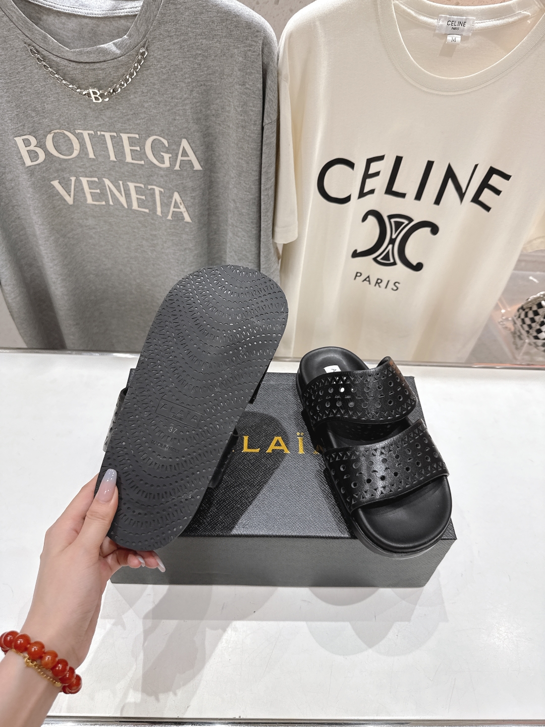 高版本出厂
「ALAiA」ALA 阿莱亚25ss/春夏·大热网格镂空平底拖鞋依然时髦高街的氛围感🖤🤍不用