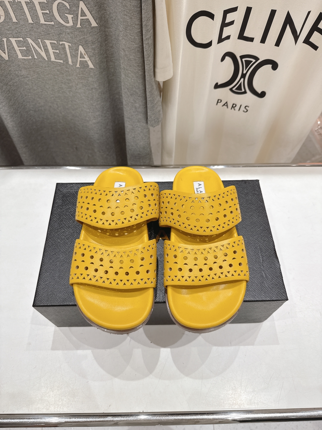 高版本出厂
「ALAiA」ALA 阿莱亚25ss/春夏·大热网格镂空平底拖鞋依然时髦高街的氛围感🖤🤍不用