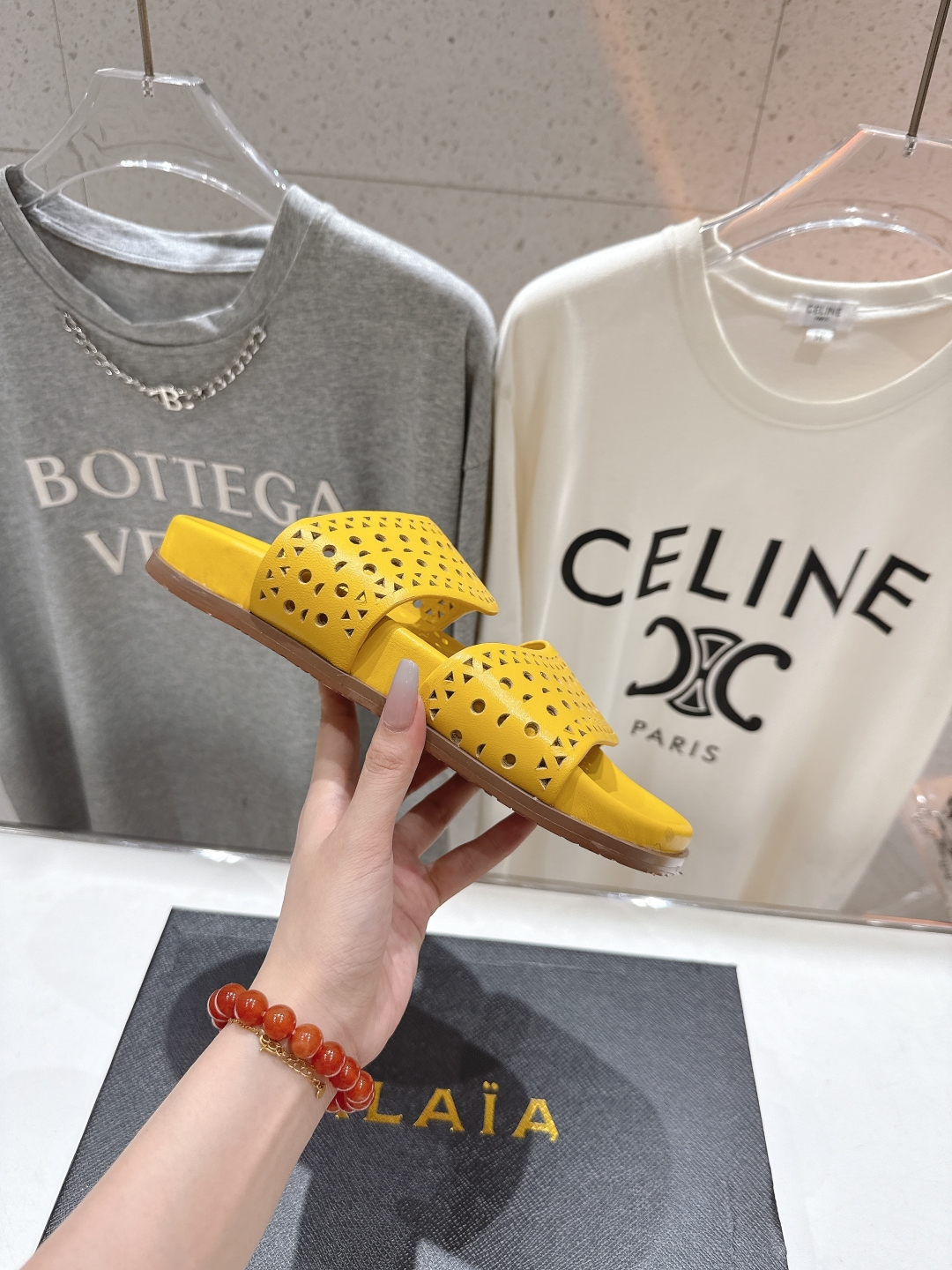 高版本出厂
「ALAiA」ALA 阿莱亚25ss/春夏·大热网格镂空平底拖鞋依然时髦高街的氛围感🖤🤍不用