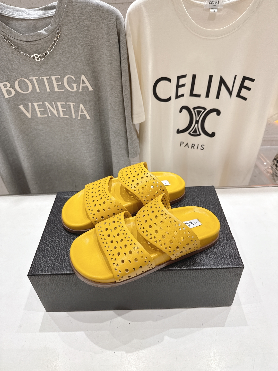 高版本出厂
「ALAiA」ALA 阿莱亚25ss/春夏·大热网格镂空平底拖鞋依然时髦高街的氛围感🖤🤍不用