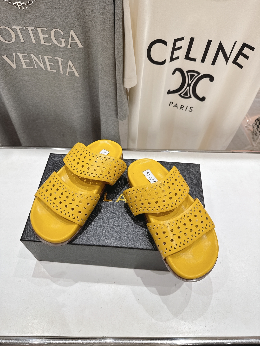 高版本出厂
「ALAiA」ALA 阿莱亚25ss/春夏·大热网格镂空平底拖鞋依然时髦高街的氛围感🖤🤍不用