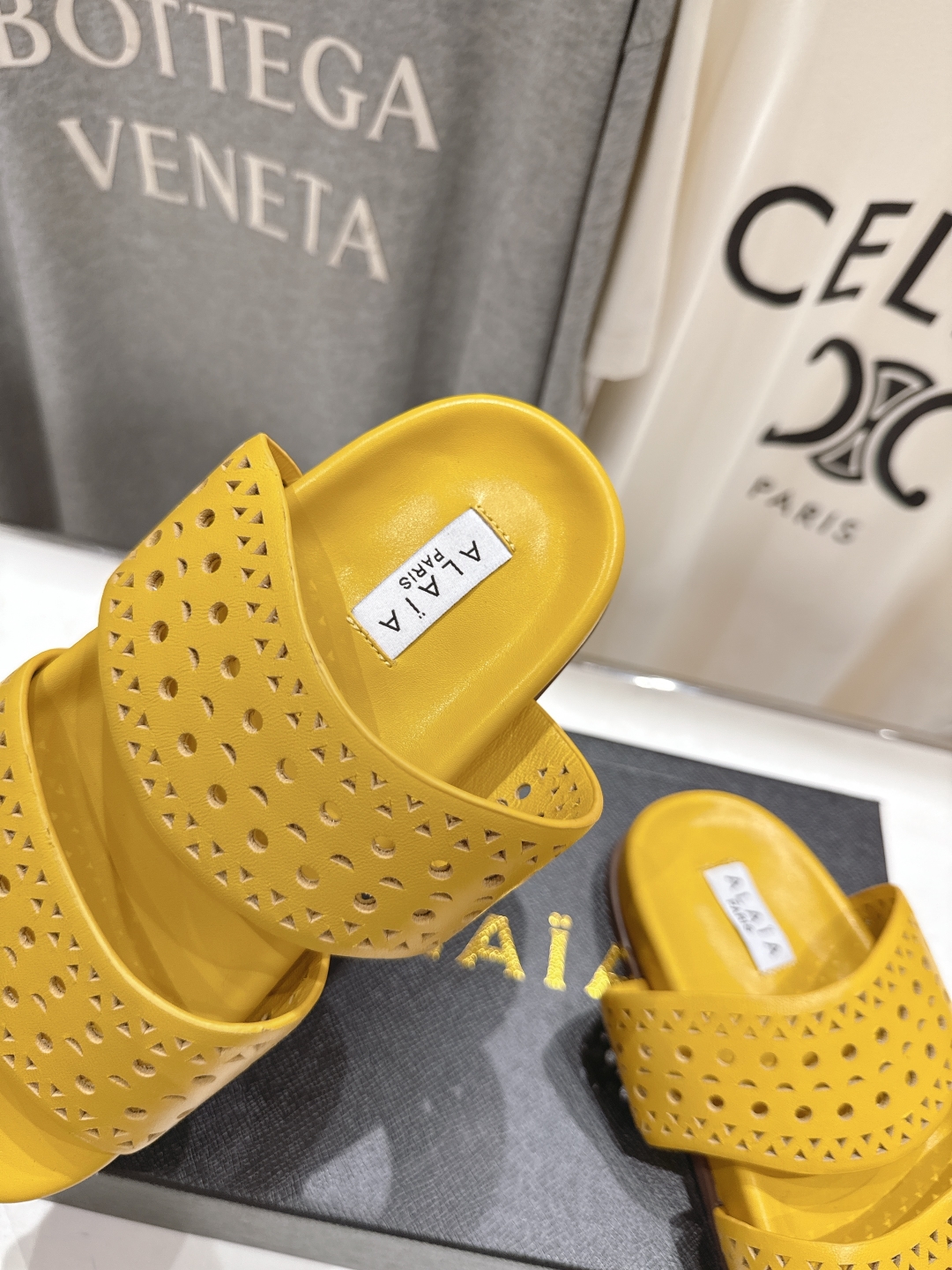 高版本出厂
「ALAiA」ALA 阿莱亚25ss/春夏·大热网格镂空平底拖鞋依然时髦高街的氛围感🖤🤍不用