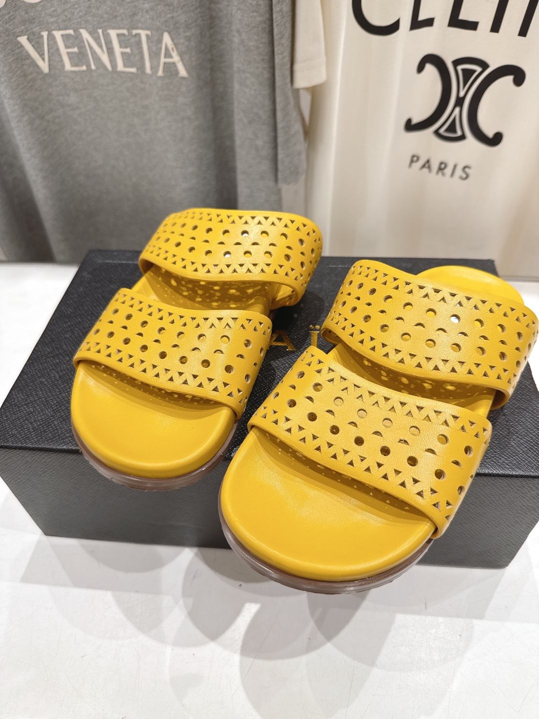 高版本出厂
「ALAiA」ALA 阿莱亚25ss/春夏·大热网格镂空平底拖鞋依然时髦高街的氛围感🖤🤍不用