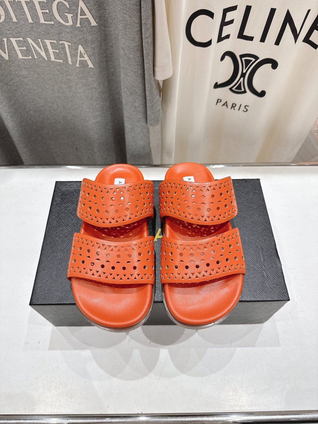 高版本出厂
「ALAiA」ALA 阿莱亚25ss/春夏·大热网格镂空平底拖鞋依然时髦高街的氛围感🖤🤍不用