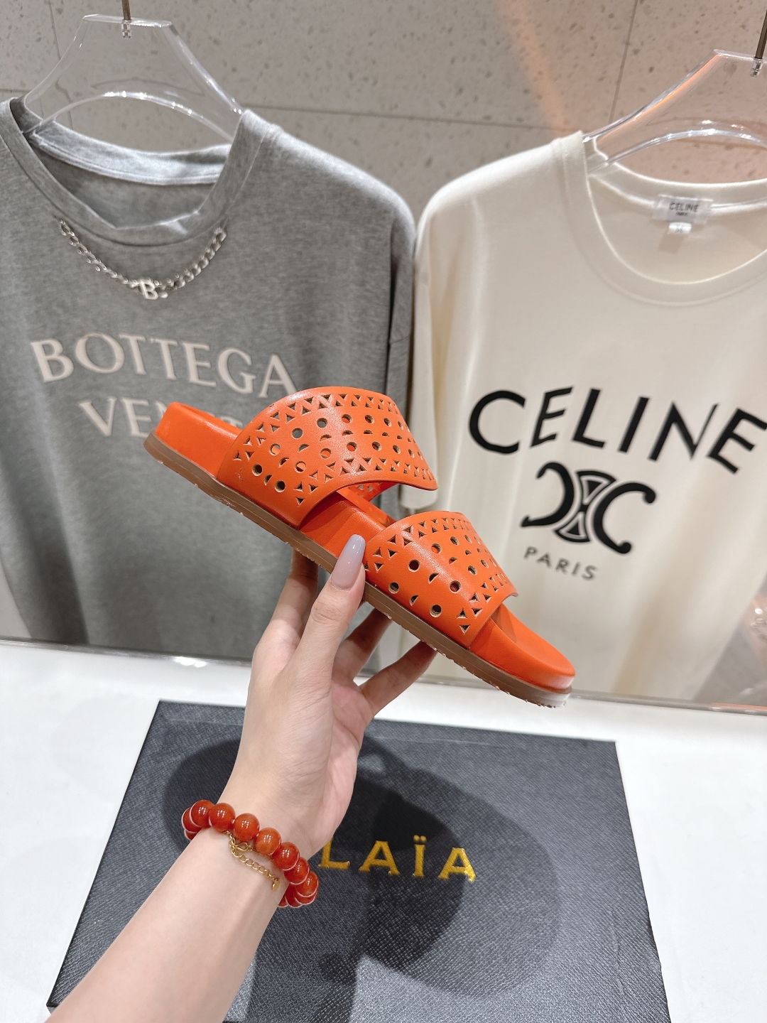 高版本出厂
「ALAiA」ALA 阿莱亚25ss/春夏·大热网格镂空平底拖鞋依然时髦高街的氛围感🖤🤍不用