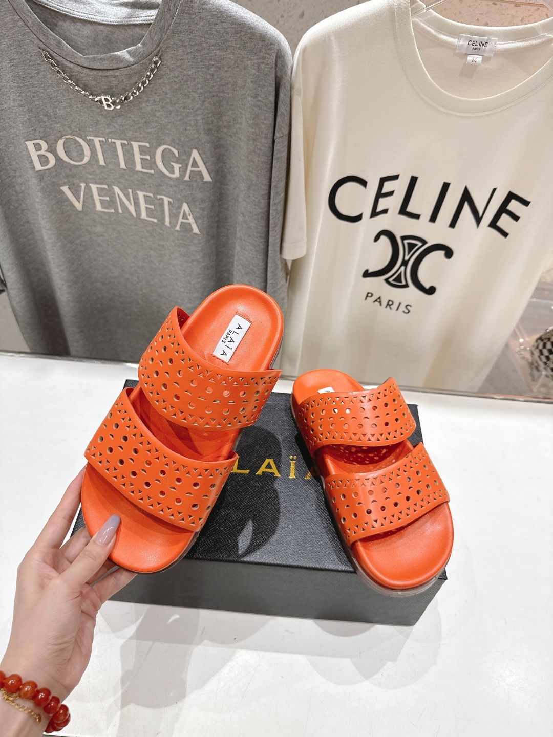高版本出厂
「ALAiA」ALA 阿莱亚25ss/春夏·大热网格镂空平底拖鞋依然时髦高街的氛围感🖤🤍不用