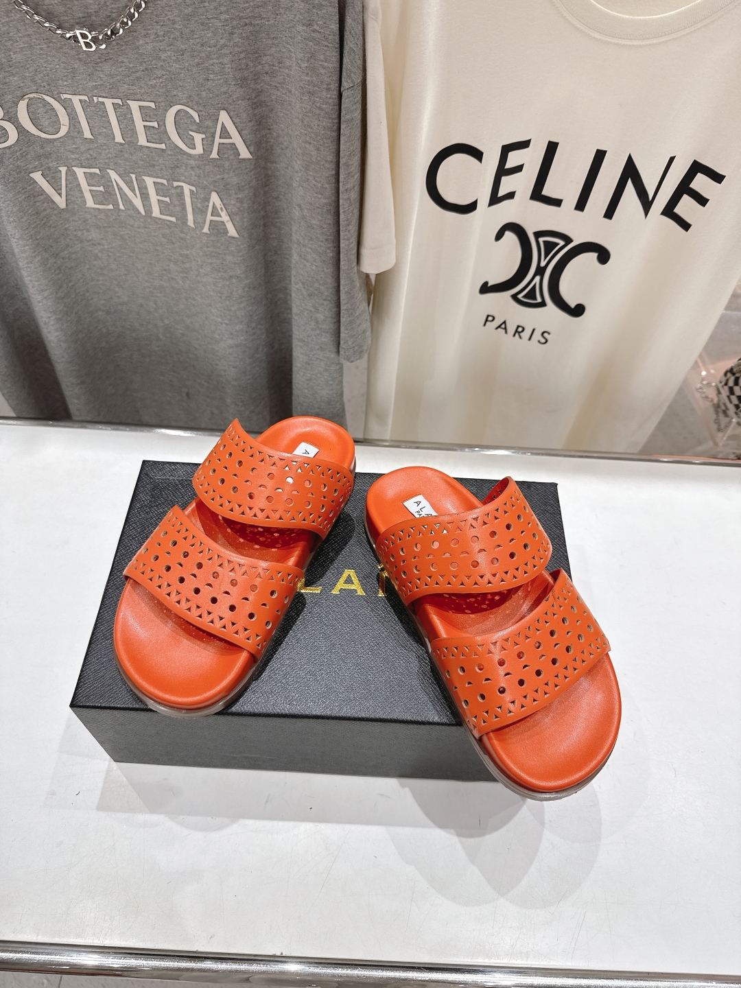 高版本出厂
「ALAiA」ALA 阿莱亚25ss/春夏·大热网格镂空平底拖鞋依然时髦高街的氛围感🖤🤍不用