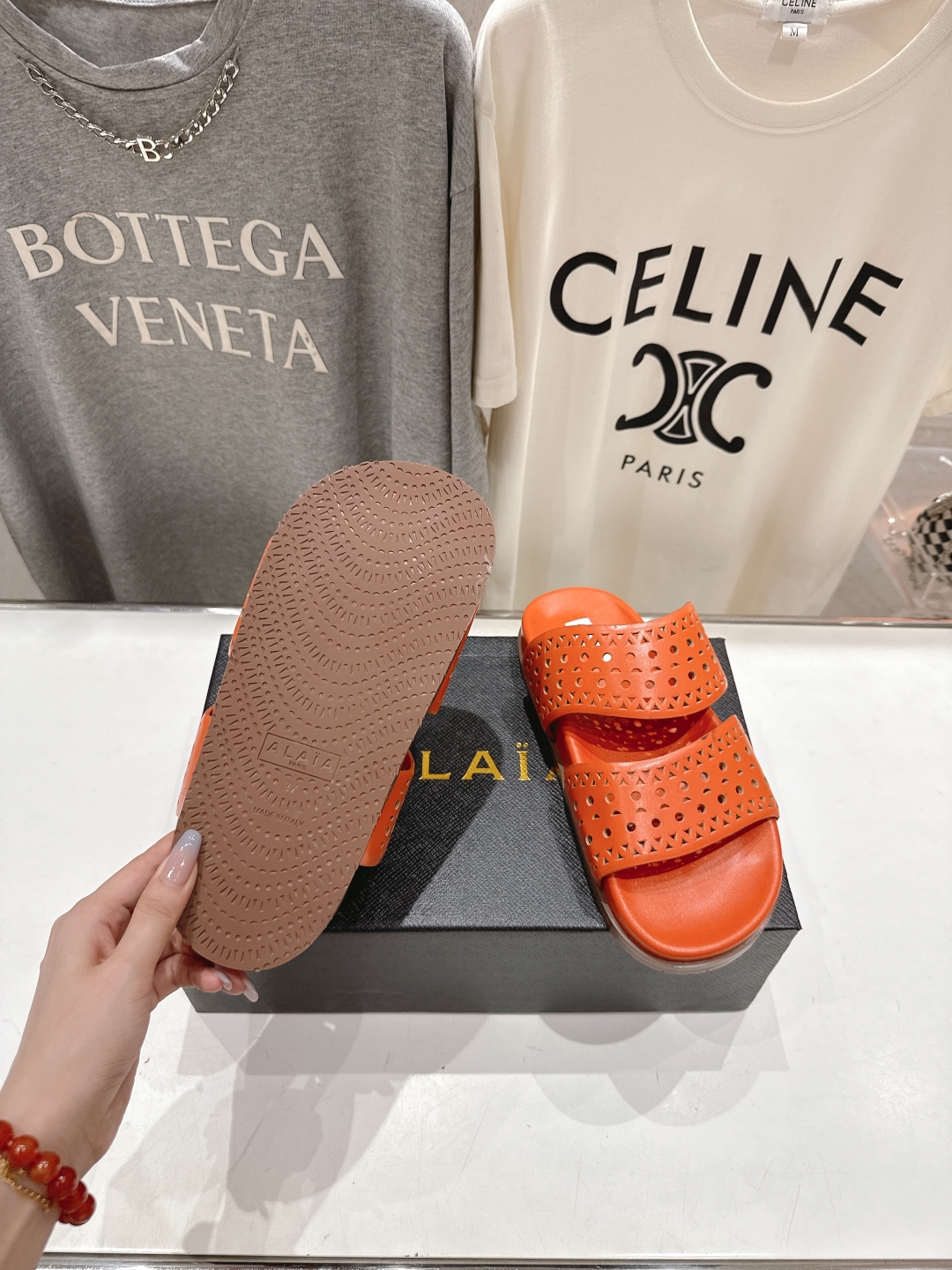 高版本出厂
「ALAiA」ALA 阿莱亚25ss/春夏·大热网格镂空平底拖鞋依然时髦高街的氛围感🖤🤍不用