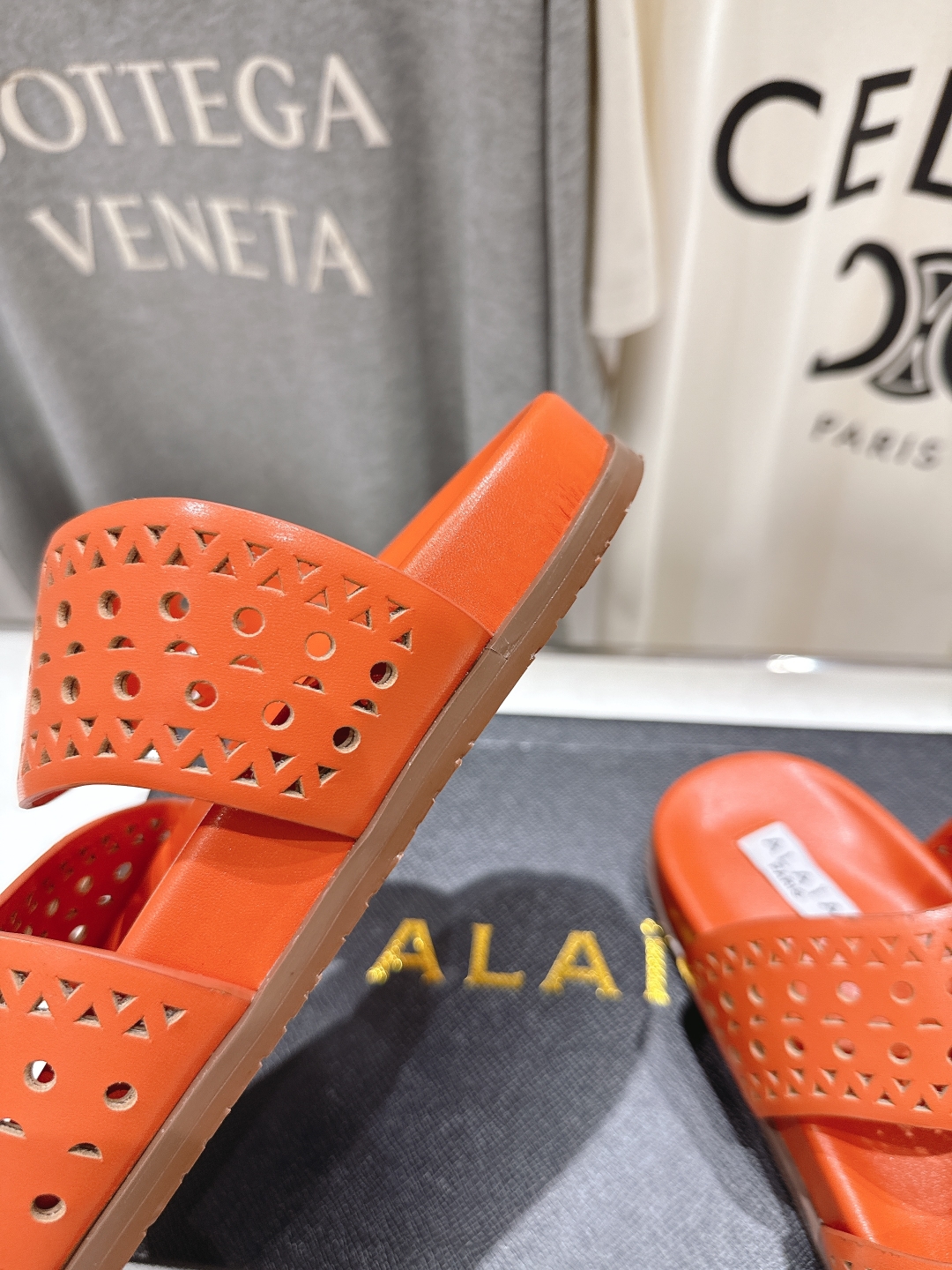 高版本出厂
「ALAiA」ALA 阿莱亚25ss/春夏·大热网格镂空平底拖鞋依然时髦高街的氛围感🖤🤍不用