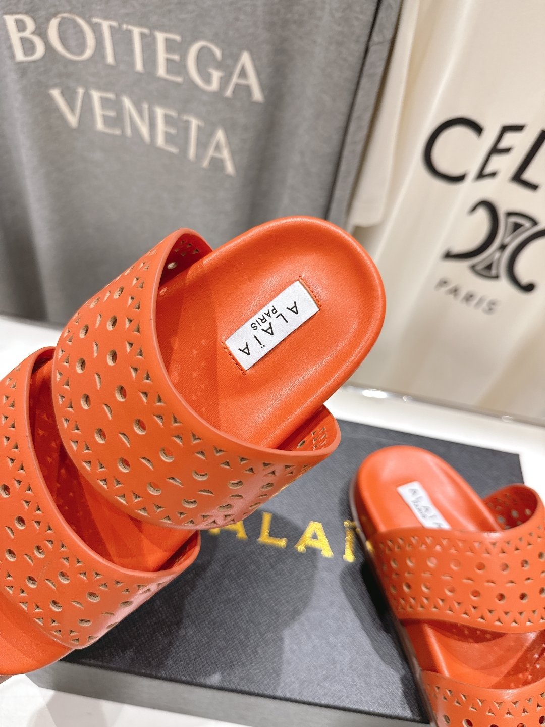 高版本出厂
「ALAiA」ALA 阿莱亚25ss/春夏·大热网格镂空平底拖鞋依然时髦高街的氛围感🖤🤍不用