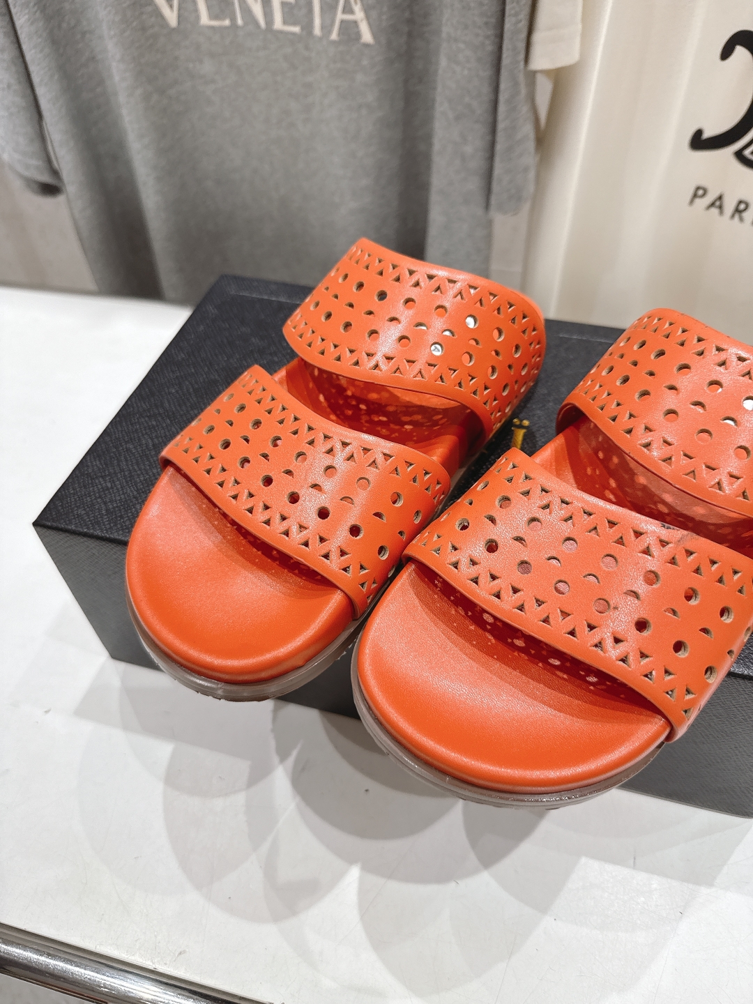 高版本出厂
「ALAiA」ALA 阿莱亚25ss/春夏·大热网格镂空平底拖鞋依然时髦高街的氛围感🖤🤍不用
