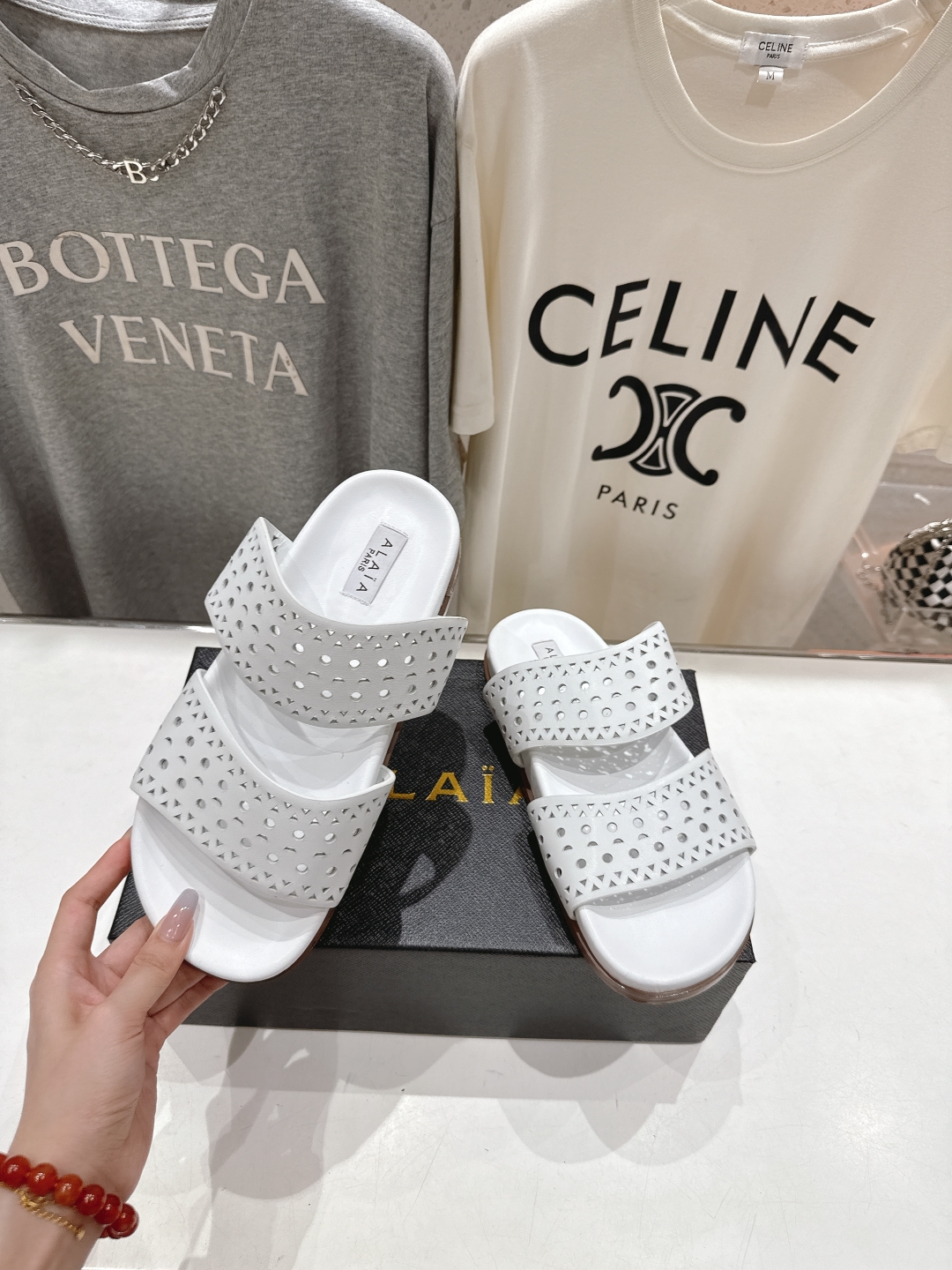 高版本出厂
「ALAiA」ALA 阿莱亚25ss/春夏·大热网格镂空平底拖鞋依然时髦高街的氛围感🖤🤍不用