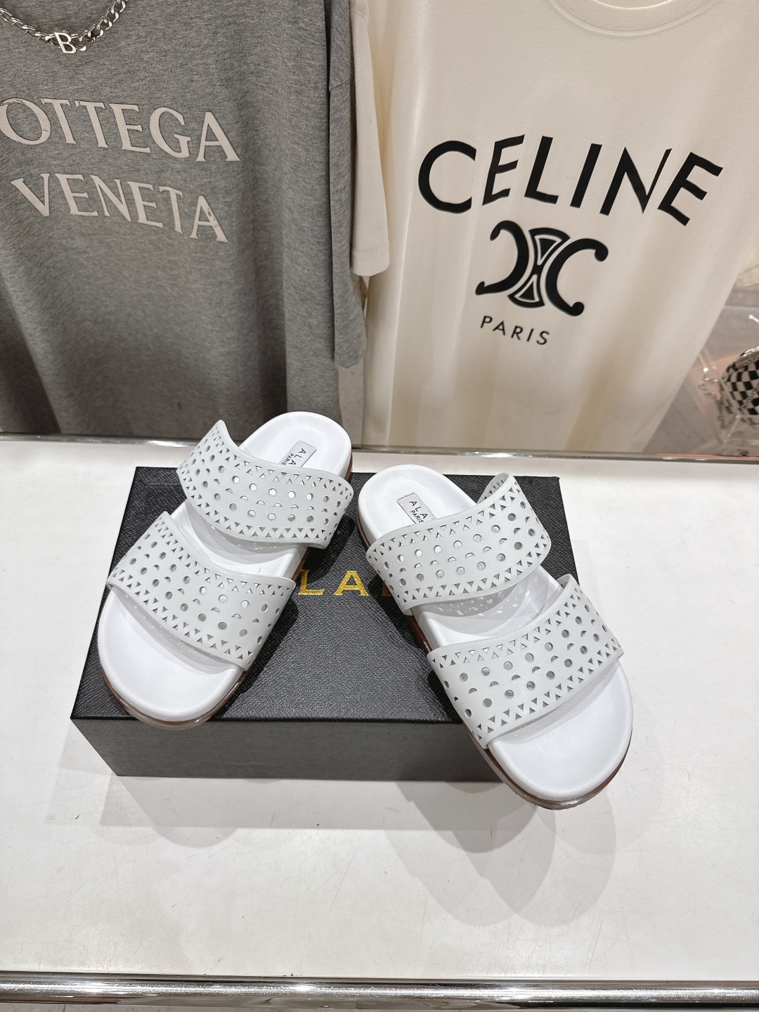 高版本出厂
「ALAiA」ALA 阿莱亚25ss/春夏·大热网格镂空平底拖鞋依然时髦高街的氛围感🖤🤍不用