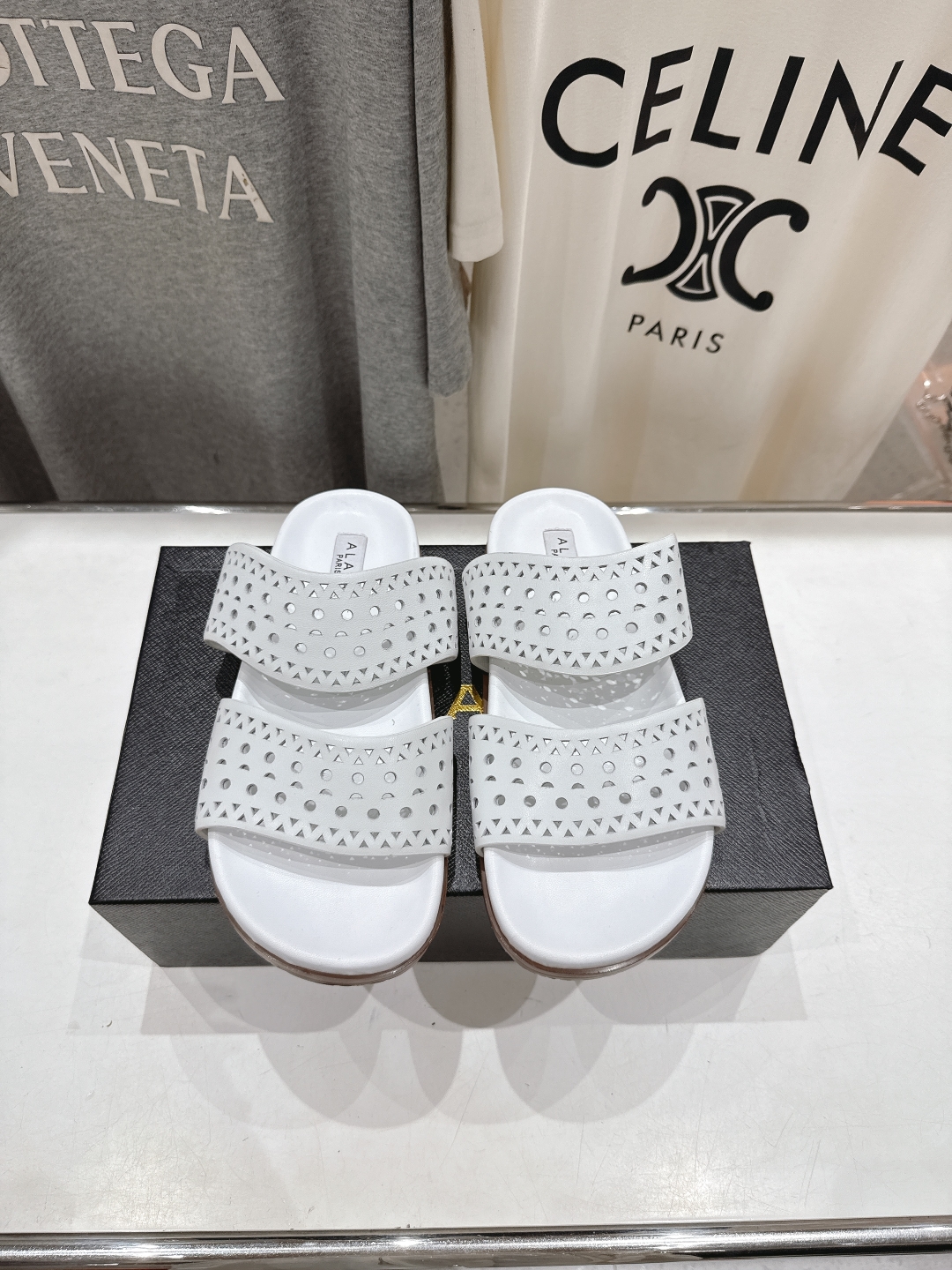 高版本出厂
「ALAiA」ALA 阿莱亚25ss/春夏·大热网格镂空平底拖鞋依然时髦高街的氛围感🖤🤍不用
