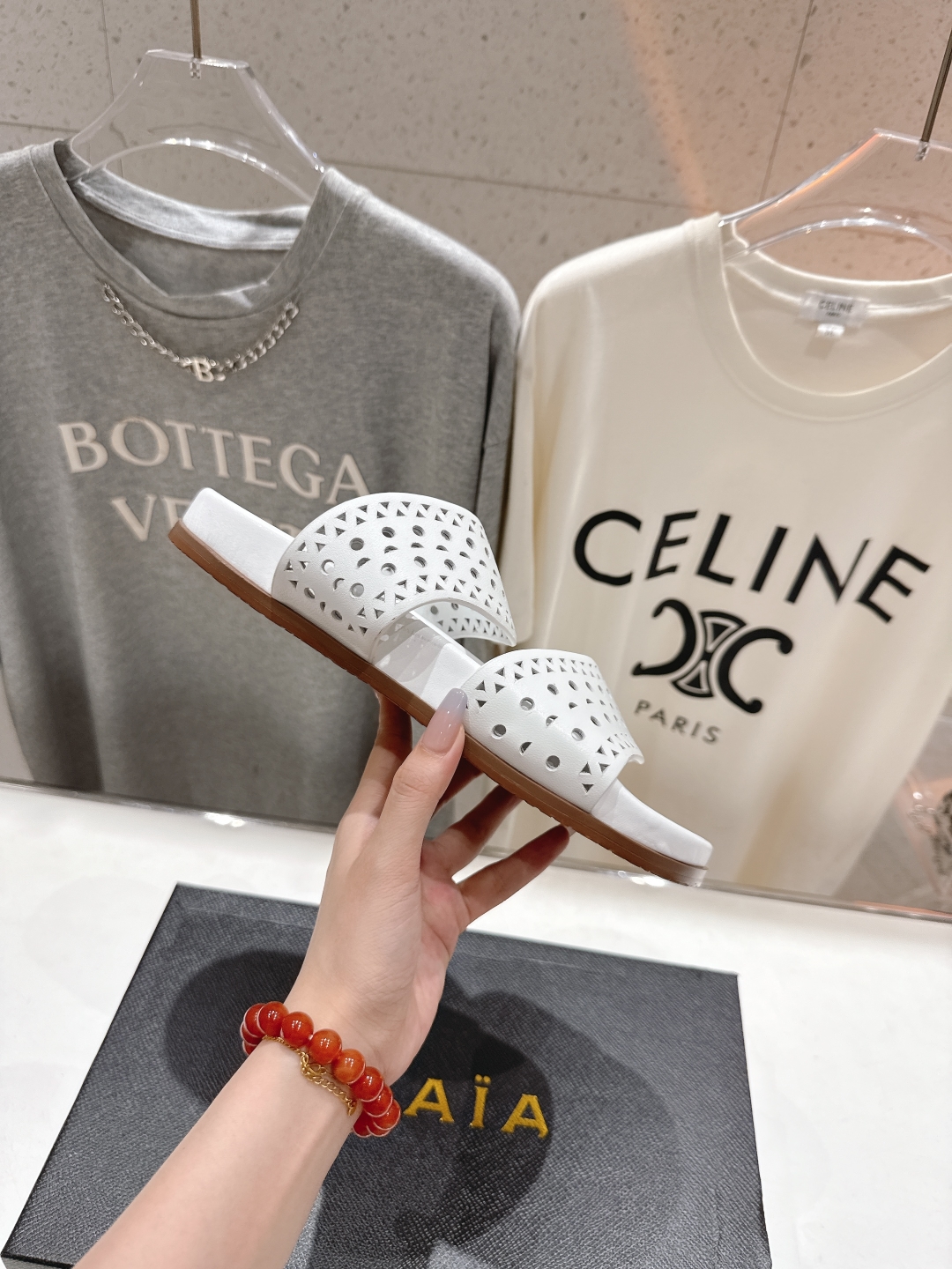高版本出厂
「ALAiA」ALA 阿莱亚25ss/春夏·大热网格镂空平底拖鞋依然时髦高街的氛围感🖤🤍不用