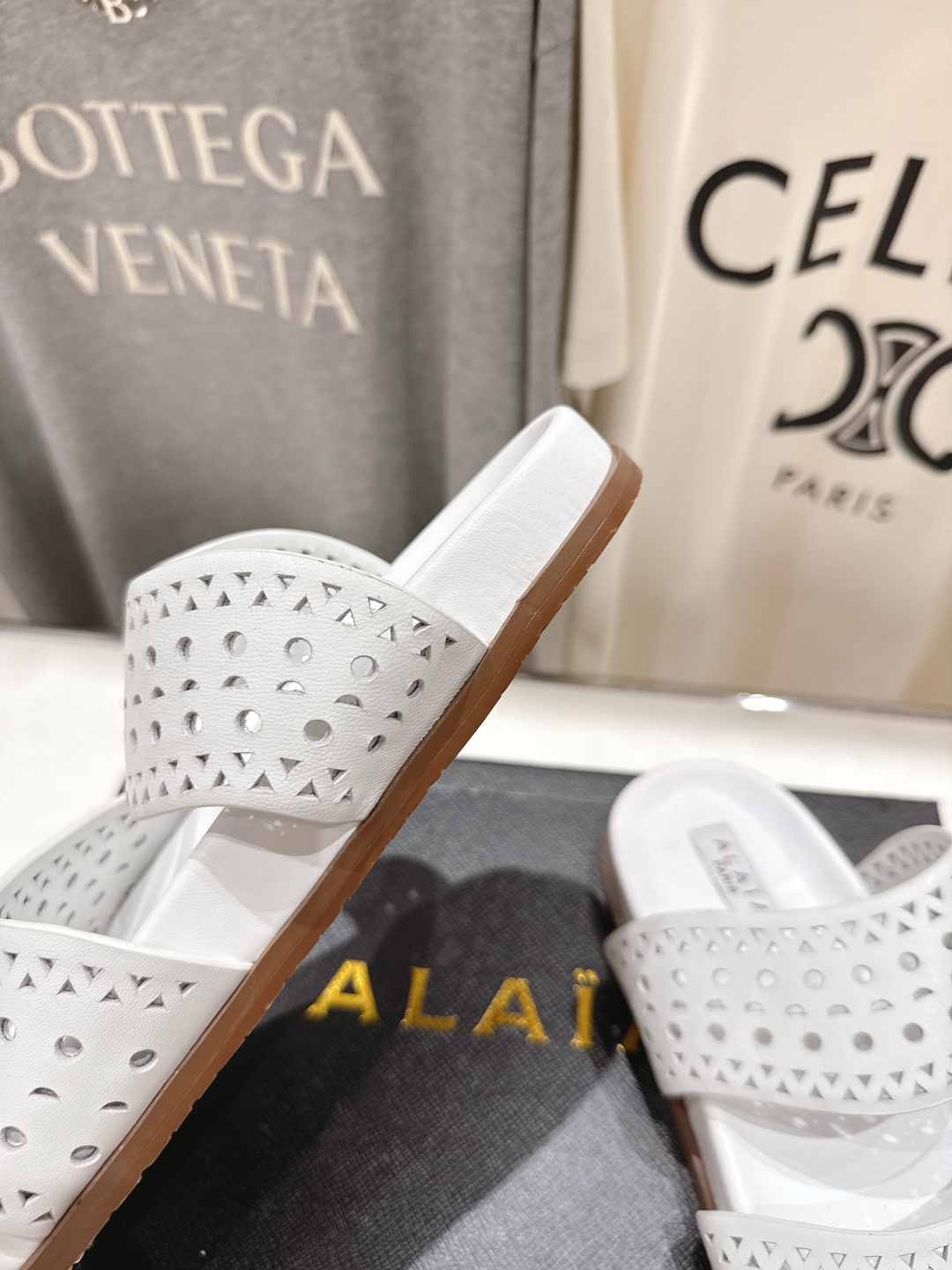 高版本出厂
「ALAiA」ALA 阿莱亚25ss/春夏·大热网格镂空平底拖鞋依然时髦高街的氛围感🖤🤍不用