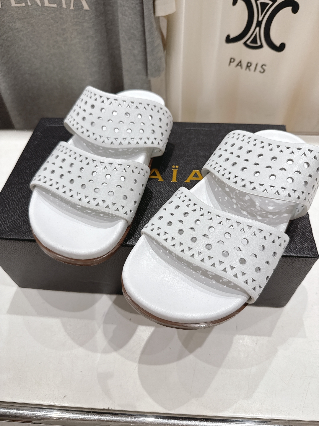 高版本出厂
「ALAiA」ALA 阿莱亚25ss/春夏·大热网格镂空平底拖鞋依然时髦高街的氛围感🖤🤍不用