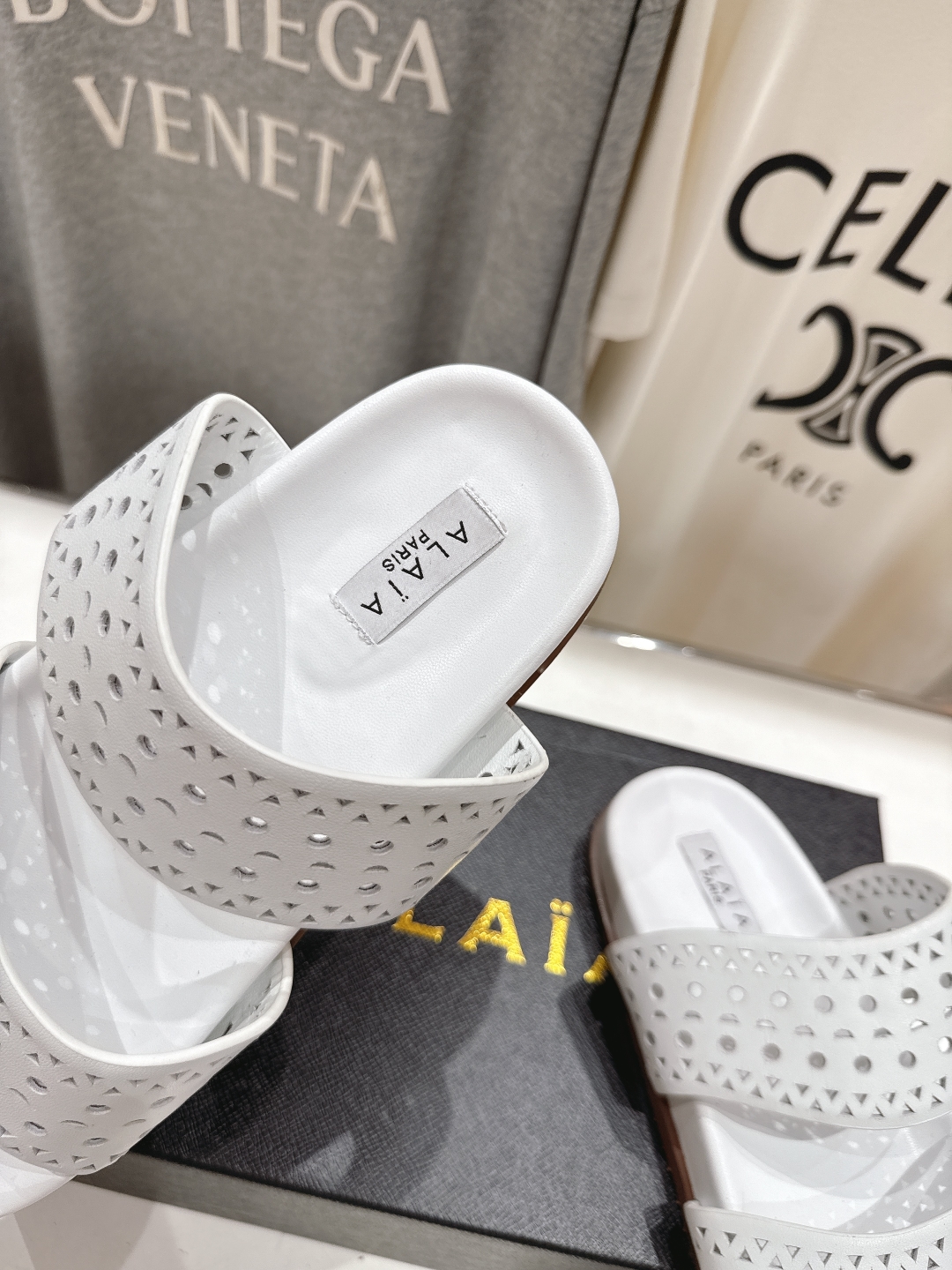 高版本出厂
「ALAiA」ALA 阿莱亚25ss/春夏·大热网格镂空平底拖鞋依然时髦高街的氛围感🖤🤍不用