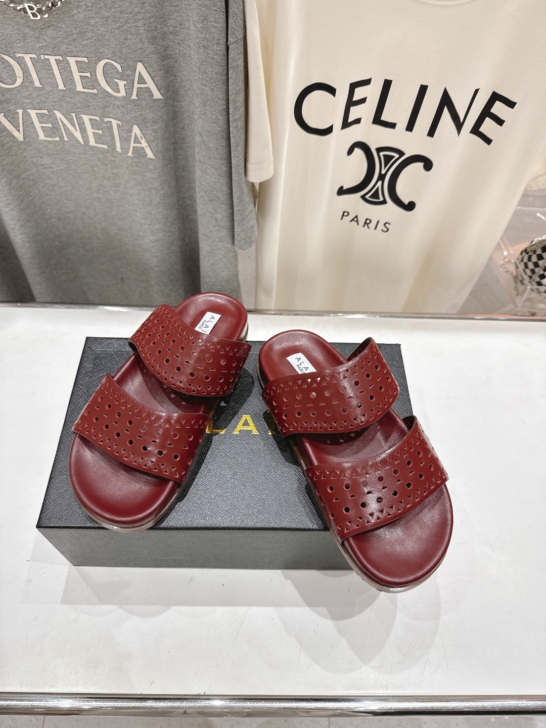 高版本出厂
「ALAiA」ALA 阿莱亚25ss/春夏·大热网格镂空平底拖鞋依然时髦高街的氛围感🖤🤍不用