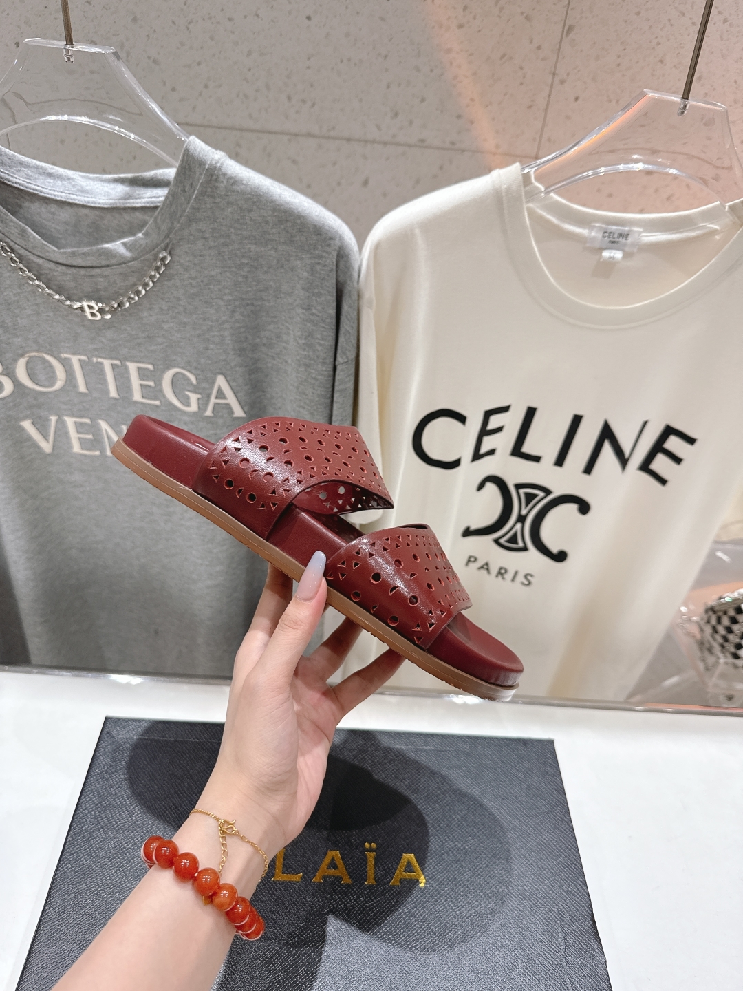 高版本出厂
「ALAiA」ALA 阿莱亚25ss/春夏·大热网格镂空平底拖鞋依然时髦高街的氛围感🖤🤍不用