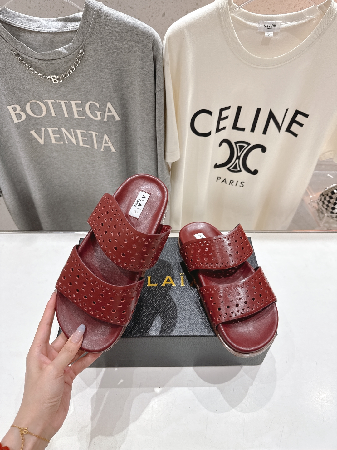 高版本出厂
「ALAiA」ALA 阿莱亚25ss/春夏·大热网格镂空平底拖鞋依然时髦高街的氛围感🖤🤍不用