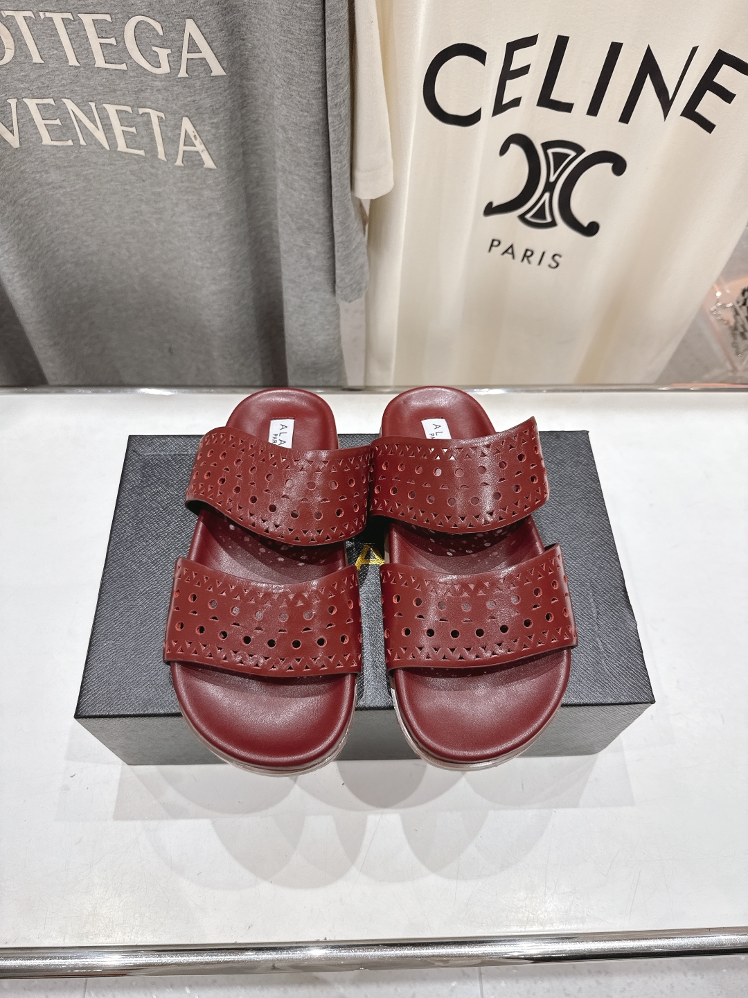 高版本出厂
「ALAiA」ALA 阿莱亚25ss/春夏·大热网格镂空平底拖鞋依然时髦高街的氛围感🖤🤍不用