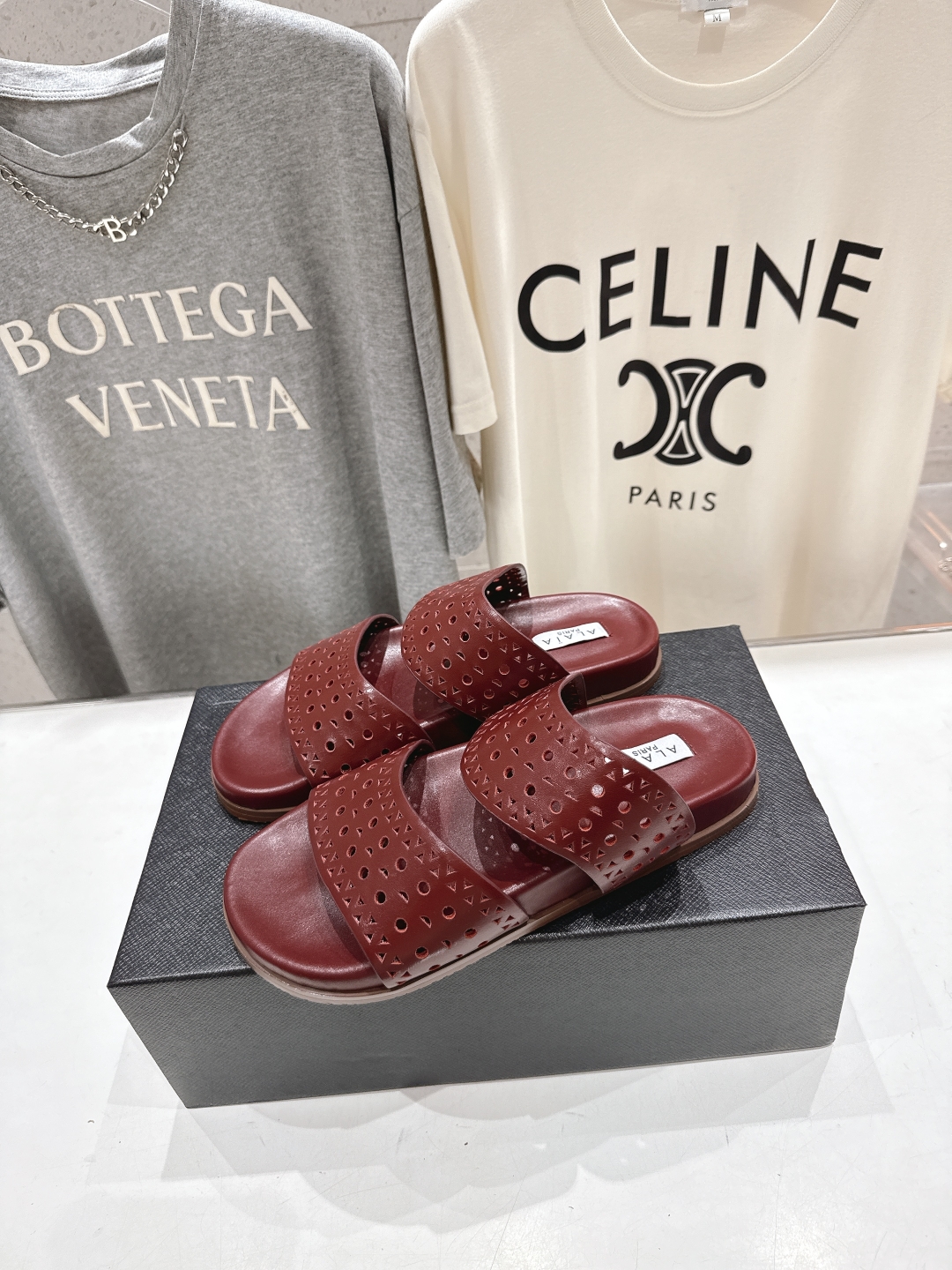 高版本出厂
「ALAiA」ALA 阿莱亚25ss/春夏·大热网格镂空平底拖鞋依然时髦高街的氛围感🖤🤍不用