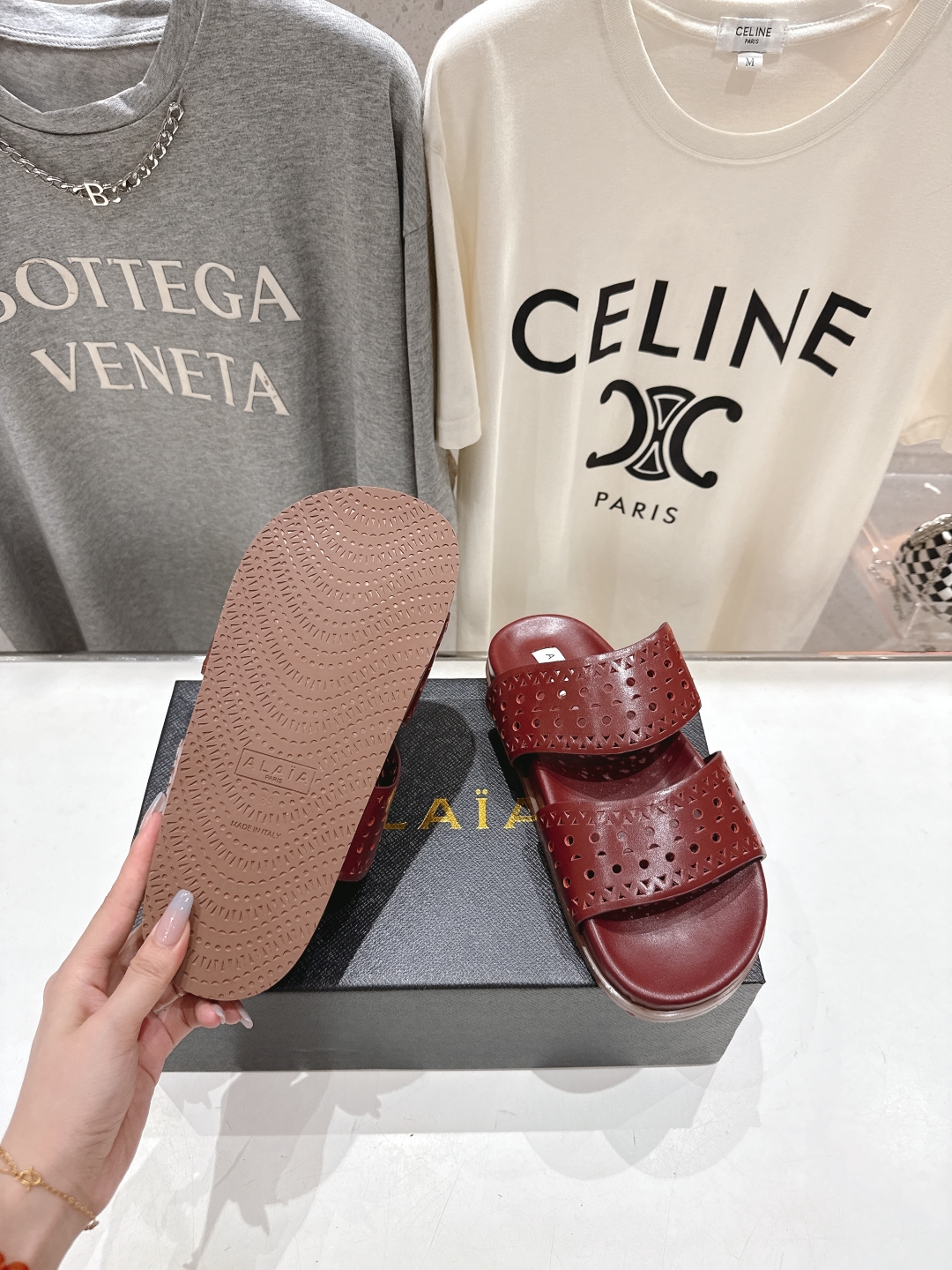 高版本出厂
「ALAiA」ALA 阿莱亚25ss/春夏·大热网格镂空平底拖鞋依然时髦高街的氛围感🖤🤍不用