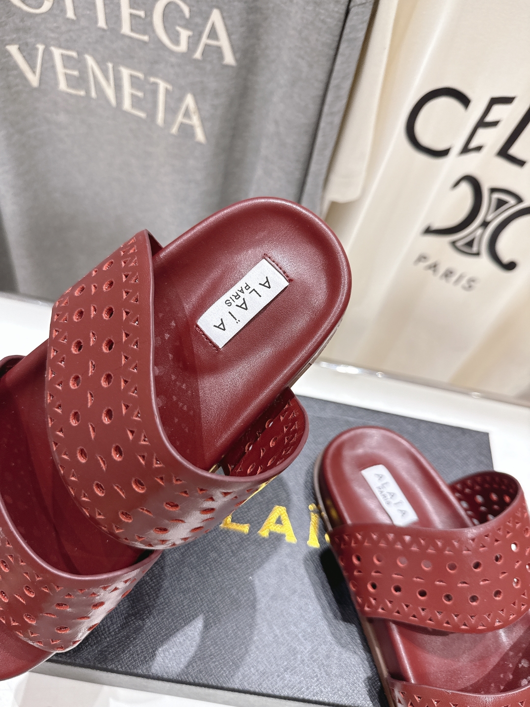 高版本出厂
「ALAiA」ALA 阿莱亚25ss/春夏·大热网格镂空平底拖鞋依然时髦高街的氛围感🖤🤍不用
