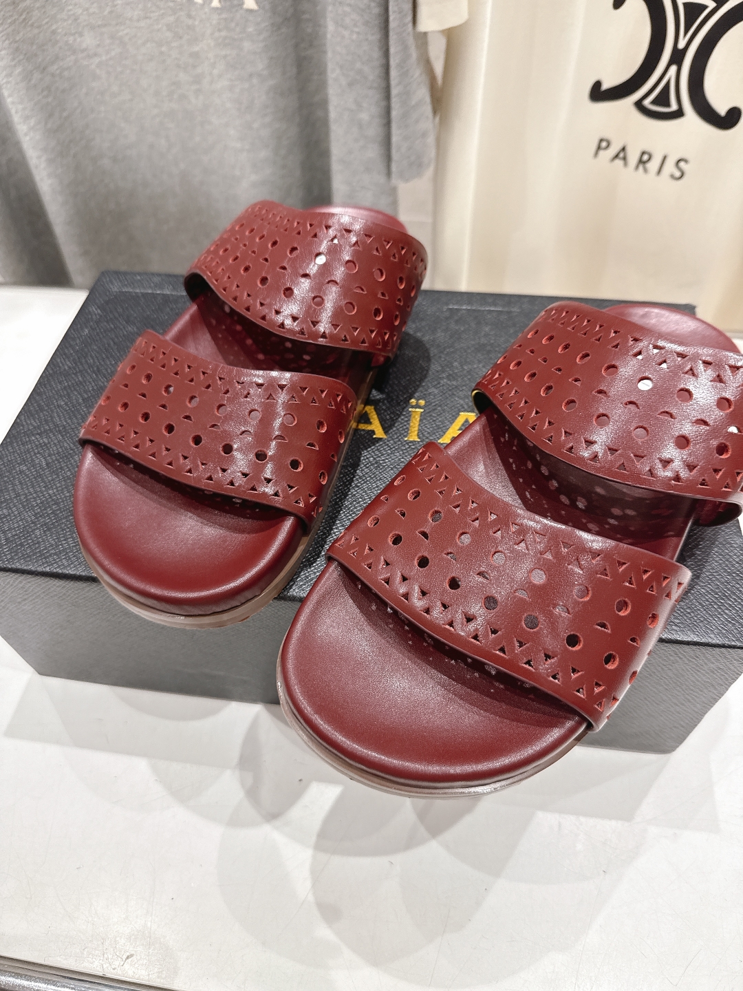高版本出厂
「ALAiA」ALA 阿莱亚25ss/春夏·大热网格镂空平底拖鞋依然时髦高街的氛围感🖤🤍不用
