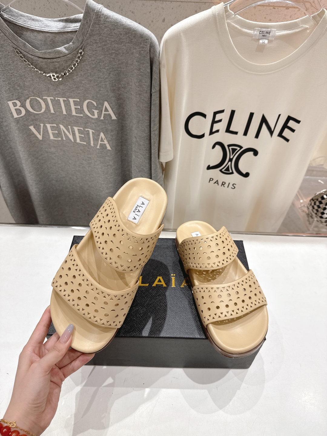 高版本出厂
「ALAiA」ALA 阿莱亚25ss/春夏·大热网格镂空平底拖鞋依然时髦高街的氛围感🖤🤍不用