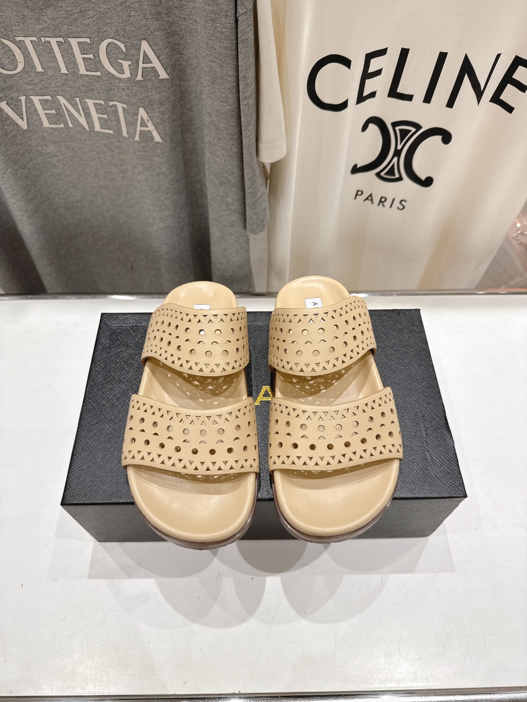 高版本出厂
「ALAiA」ALA 阿莱亚25ss/春夏·大热网格镂空平底拖鞋依然时髦高街的氛围感🖤🤍不用