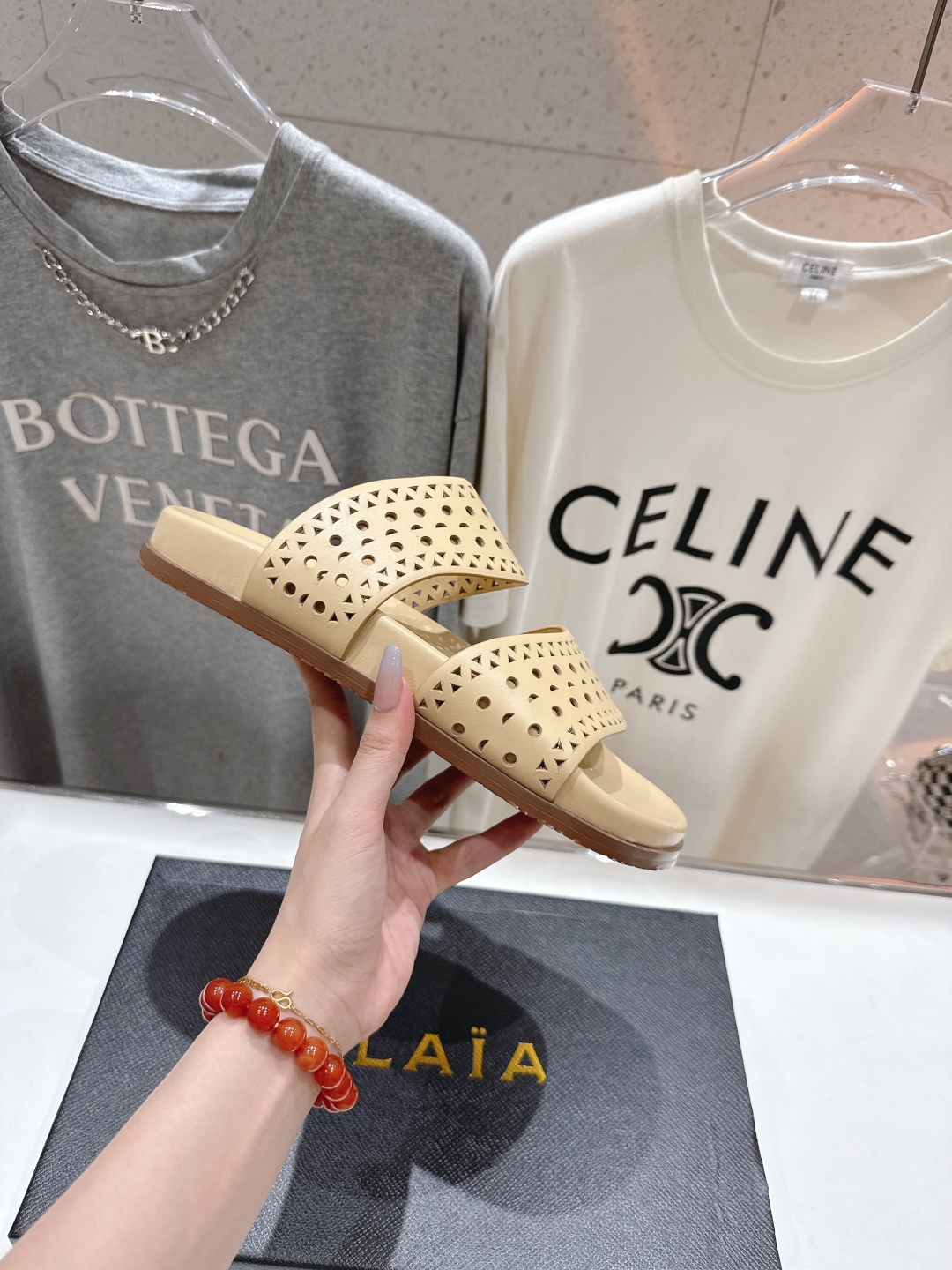 高版本出厂
「ALAiA」ALA 阿莱亚25ss/春夏·大热网格镂空平底拖鞋依然时髦高街的氛围感🖤🤍不用
