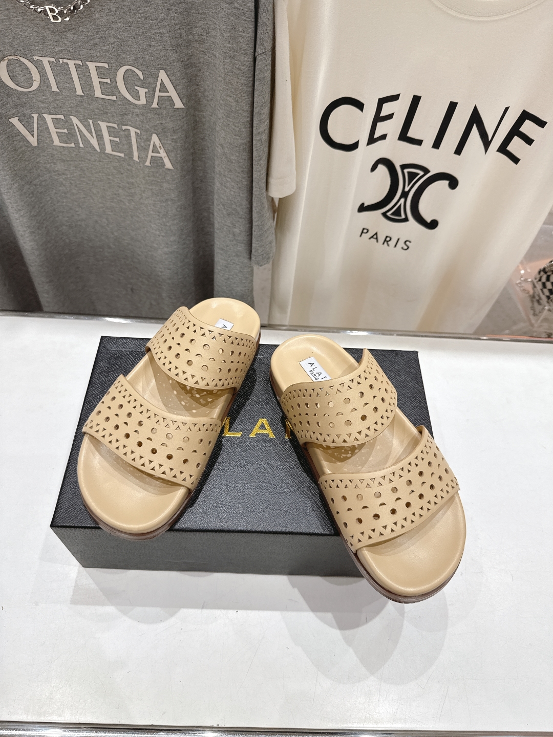 高版本出厂
「ALAiA」ALA 阿莱亚25ss/春夏·大热网格镂空平底拖鞋依然时髦高街的氛围感🖤🤍不用