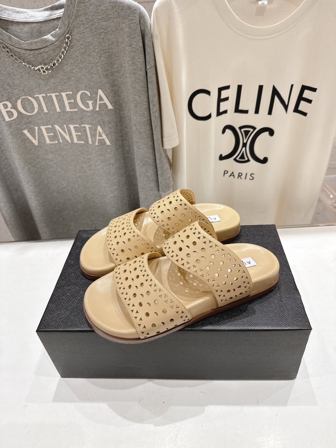 高版本出厂
「ALAiA」ALA 阿莱亚25ss/春夏·大热网格镂空平底拖鞋依然时髦高街的氛围感🖤🤍不用