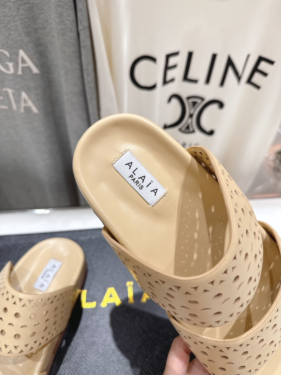 高版本出厂
「ALAiA」ALA 阿莱亚25ss/春夏·大热网格镂空平底拖鞋依然时髦高街的氛围感🖤🤍不用