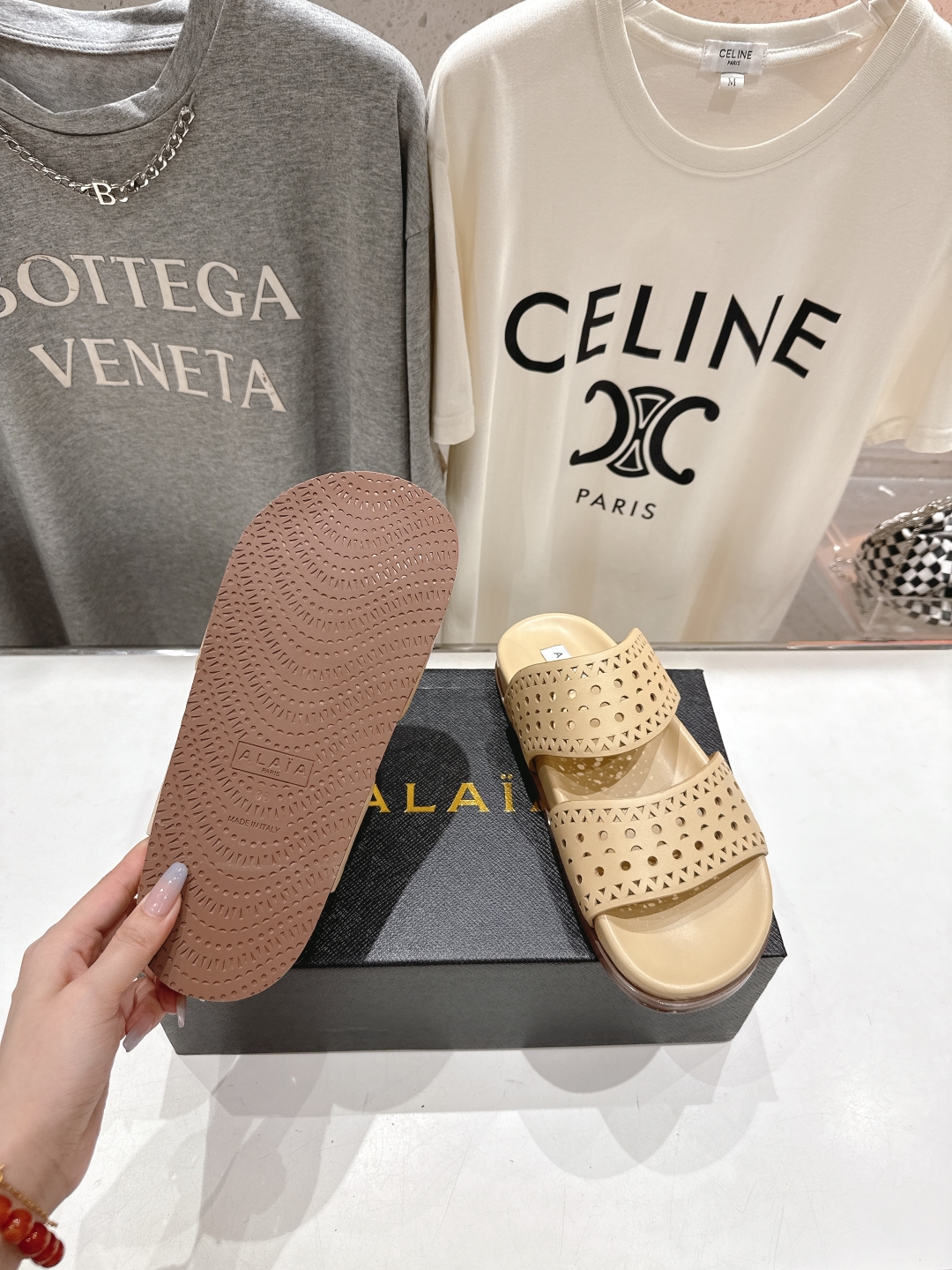 高版本出厂
「ALAiA」ALA 阿莱亚25ss/春夏·大热网格镂空平底拖鞋依然时髦高街的氛围感🖤🤍不用