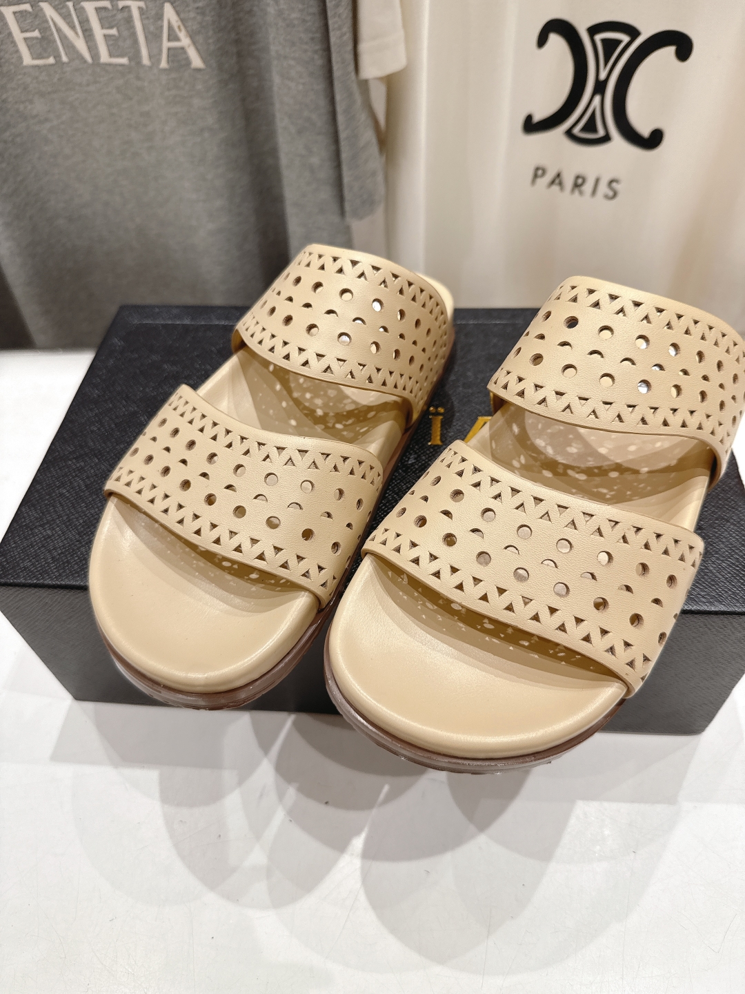 高版本出厂
「ALAiA」ALA 阿莱亚25ss/春夏·大热网格镂空平底拖鞋依然时髦高街的氛围感🖤🤍不用