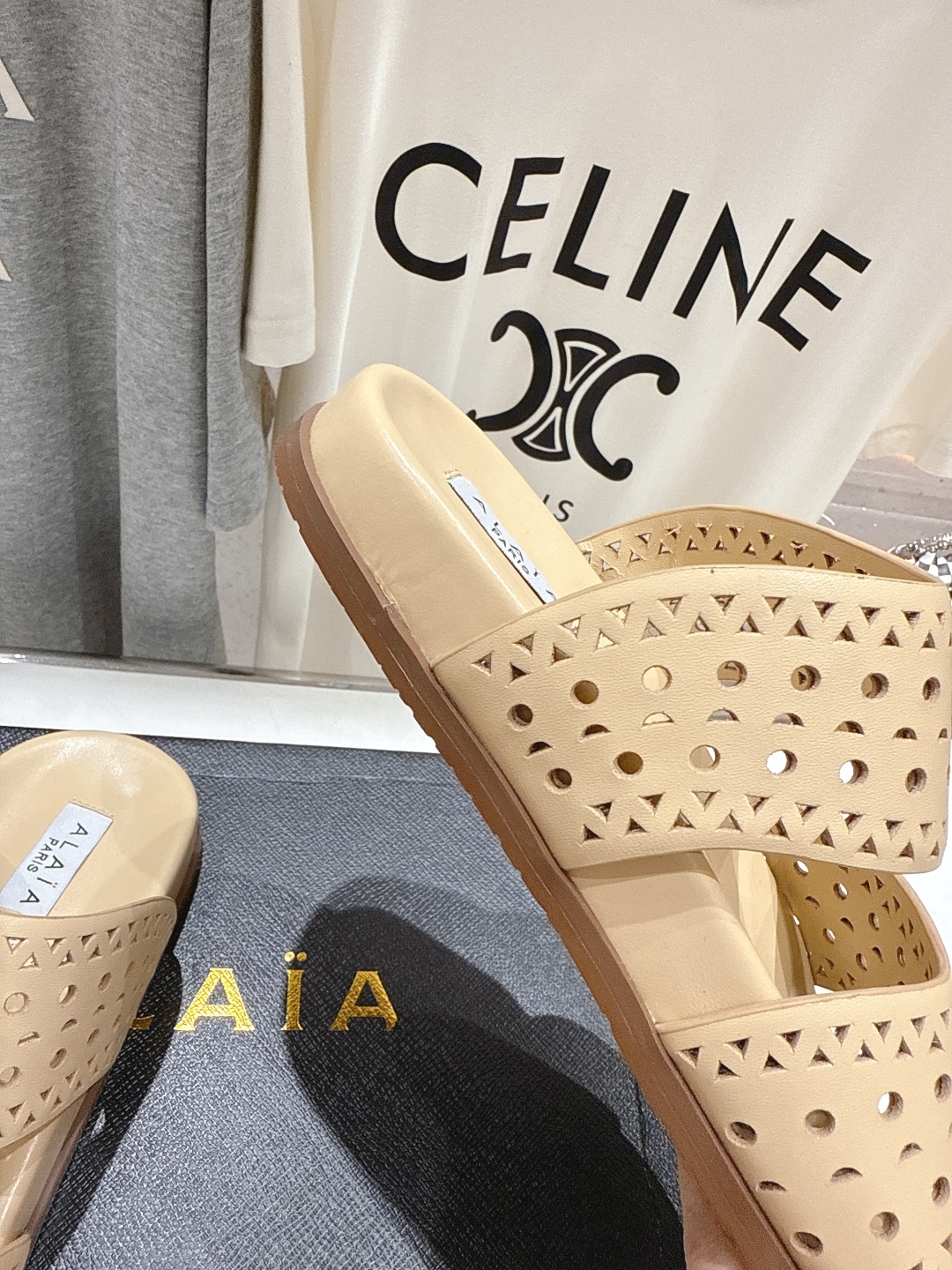 高版本出厂
「ALAiA」ALA 阿莱亚25ss/春夏·大热网格镂空平底拖鞋依然时髦高街的氛围感🖤🤍不用