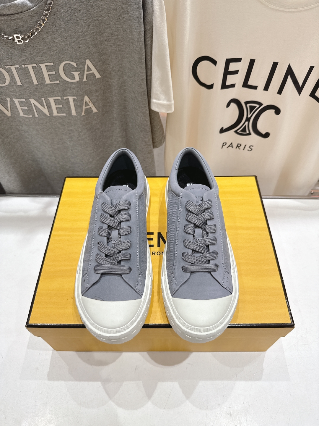 高版本出厂 男码+10.情侣款
  最新火爆 FENDI/芬迪双FF皮面压花情侣运动休闲鞋-全新必备款型