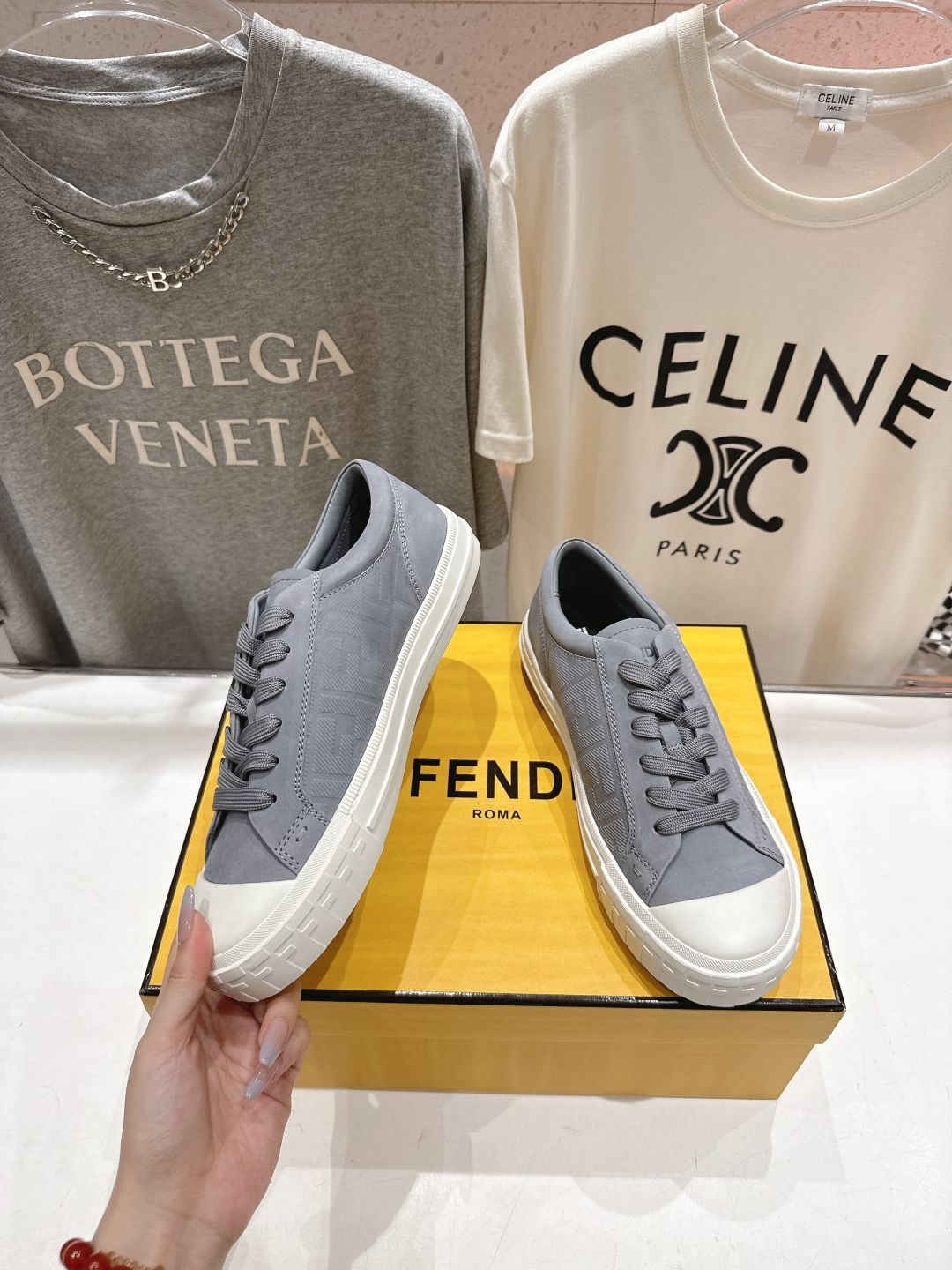 高版本出厂 男码+10.情侣款
  最新火爆 FENDI/芬迪双FF皮面压花情侣运动休闲鞋-全新必备款型